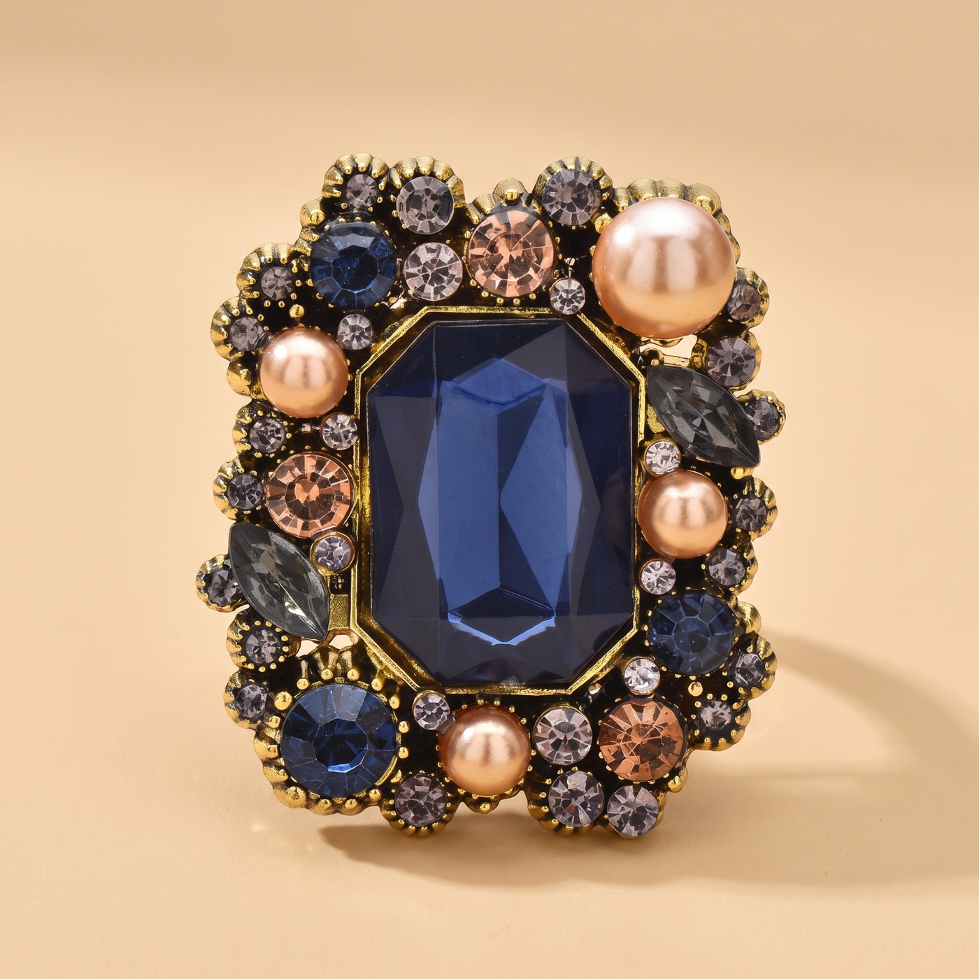 Broche Fleur en cristal, bijou vintage Alyvoa portée sur un revers · Bleu