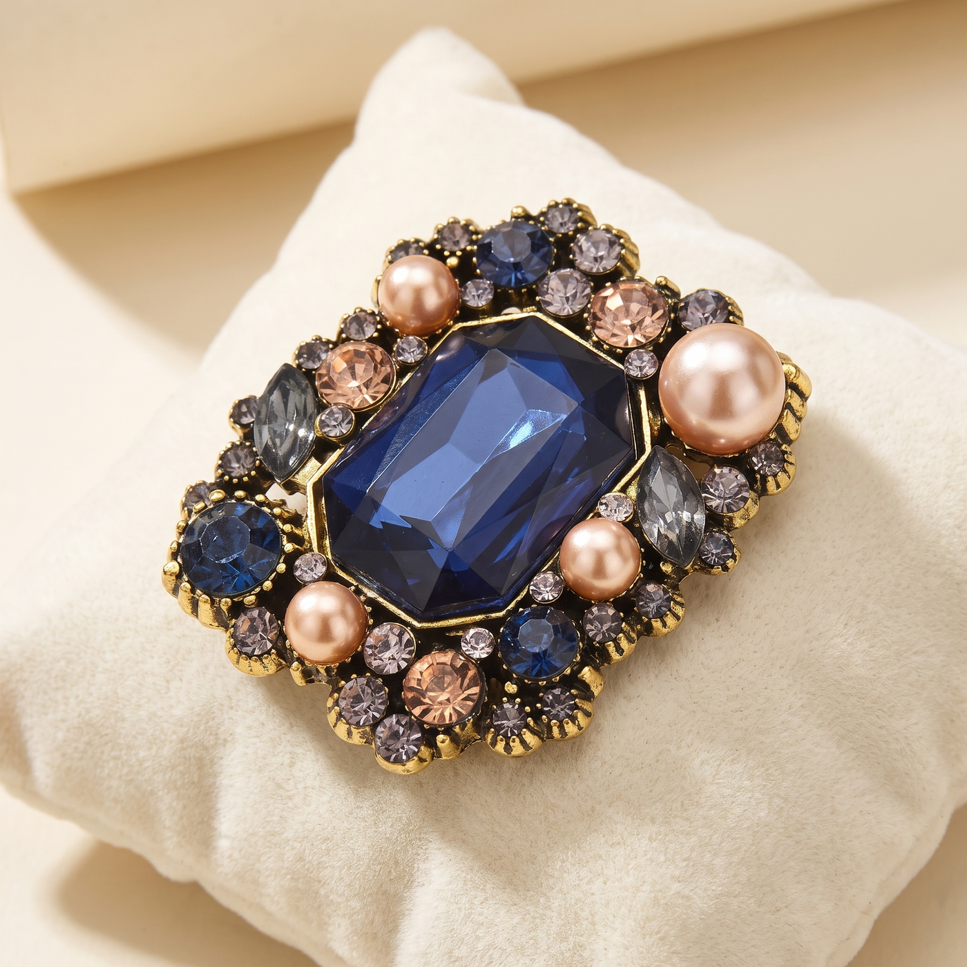 Broche Fleur en cristal, bijou vintage Alyvoa vue en gros plan · Bleu