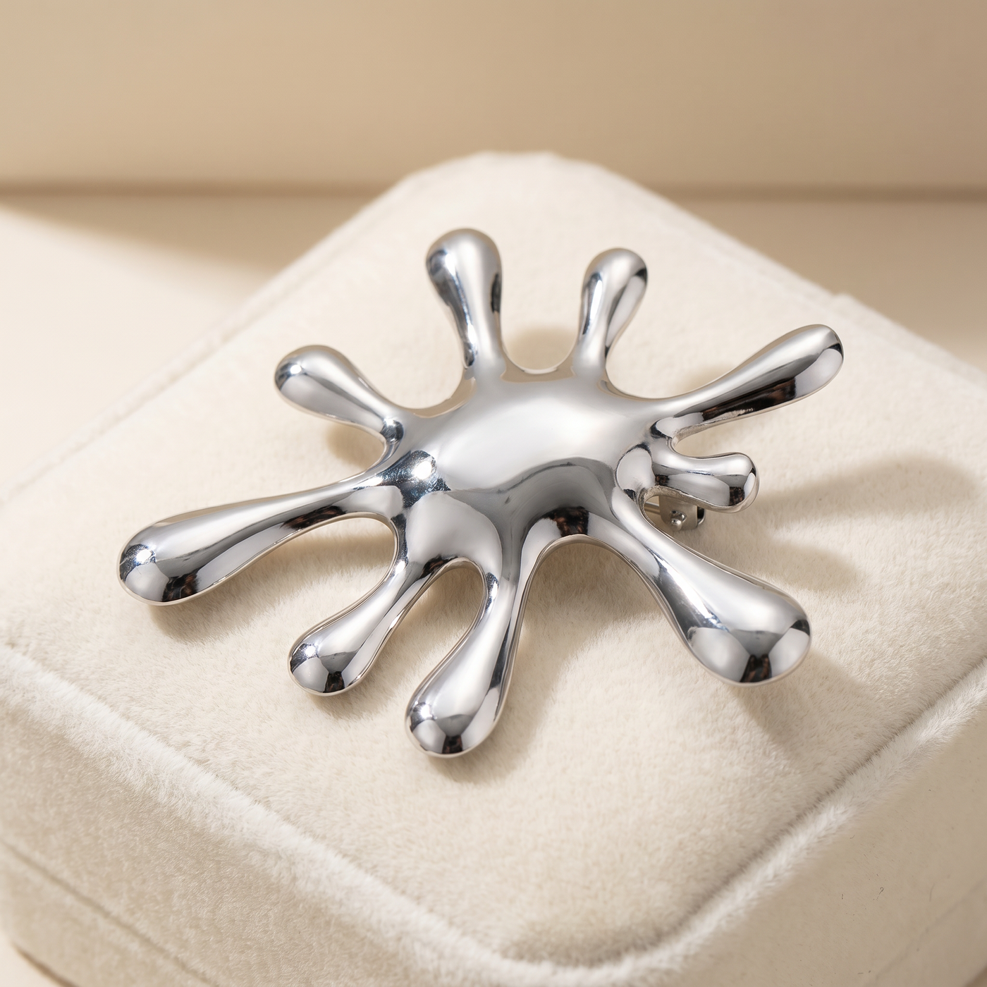 Broche Fleur en acier, bijou vintage Alyvoa présentée sur un coussin