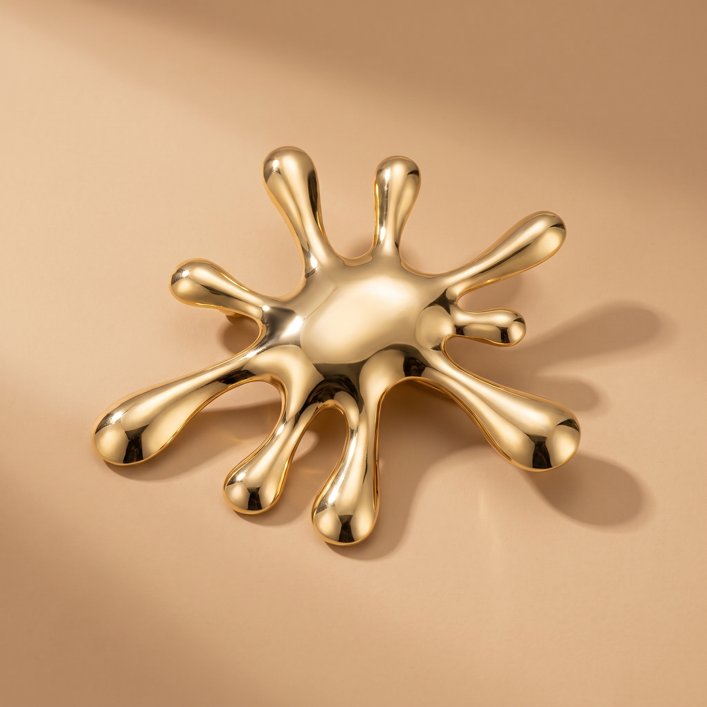 Broche Fleur en acier, bijou vintage Alyvoa portée sur un revers