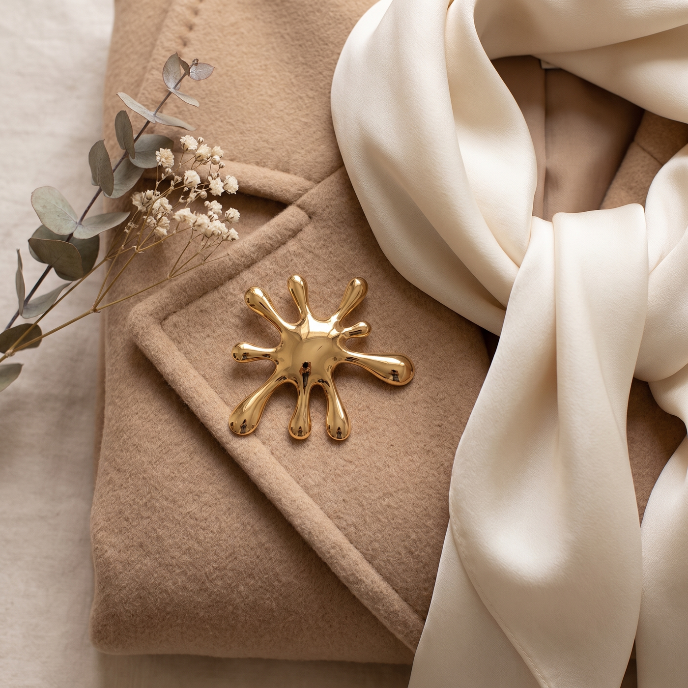 Broche Fleur en acier, bijou vintage Alyvoa en situation
