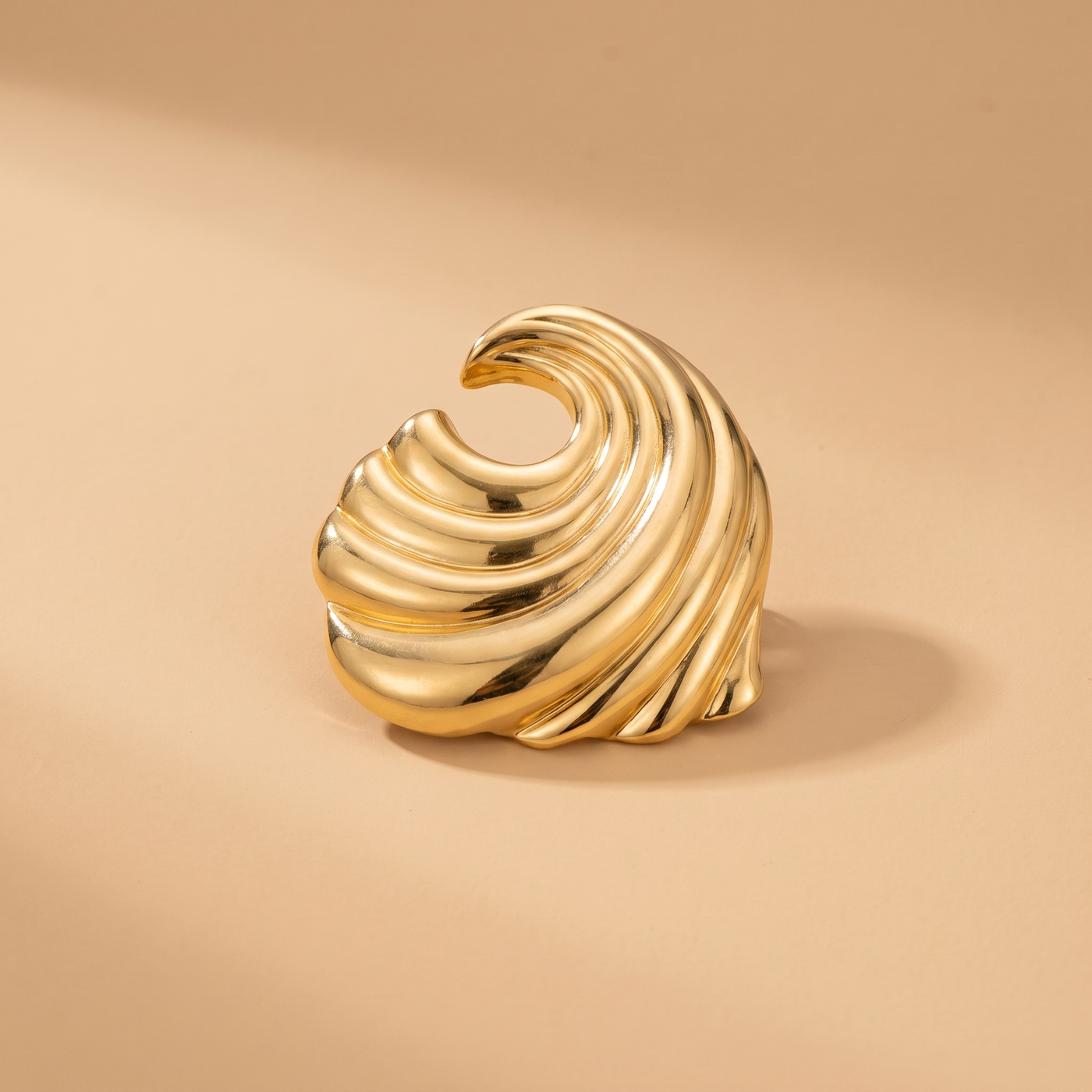 Broche Vague en acier, bijou vintage Alyvoa · Doré
