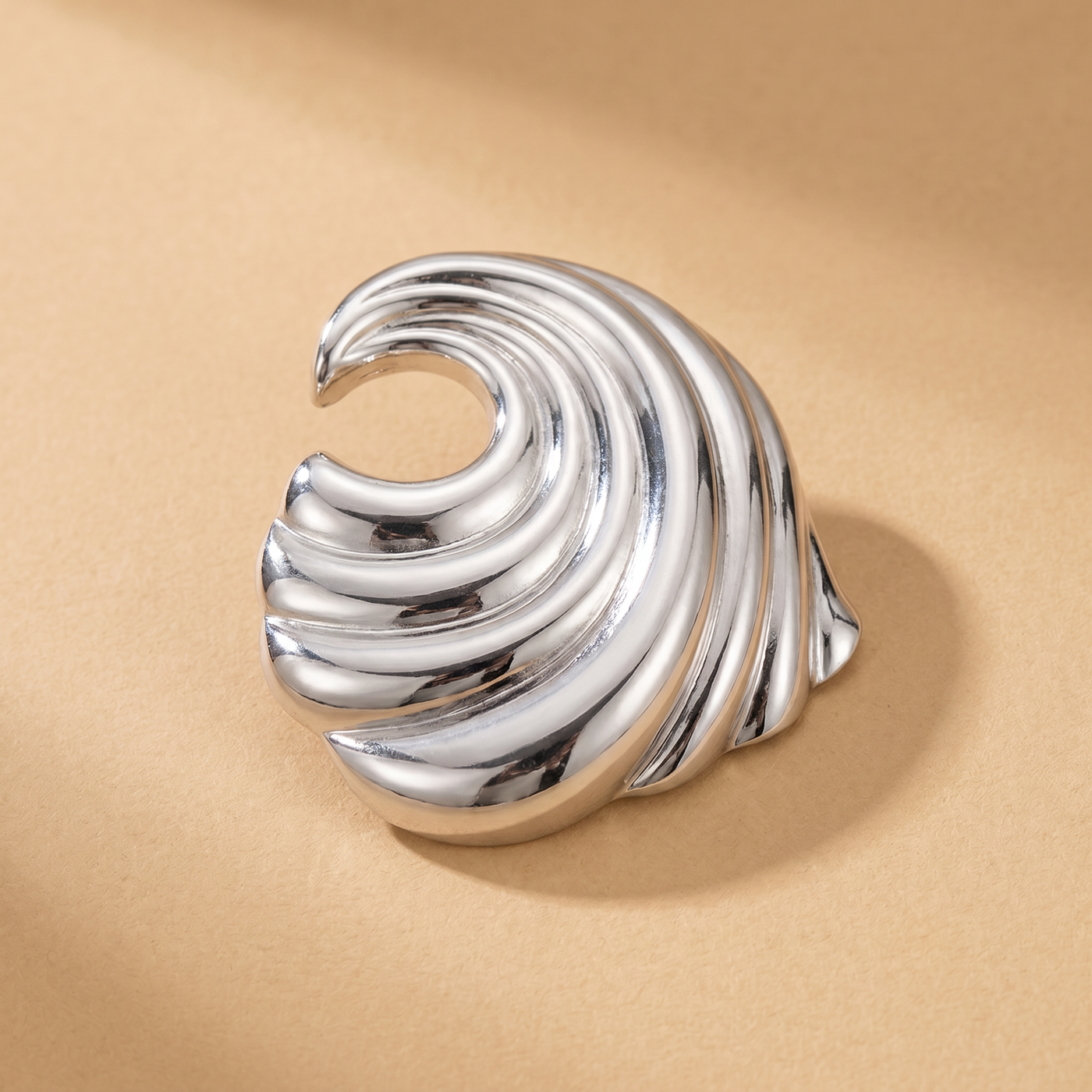 Broche Vague en acier, bijou vintage Alyvoa portée sur un revers · Argenté