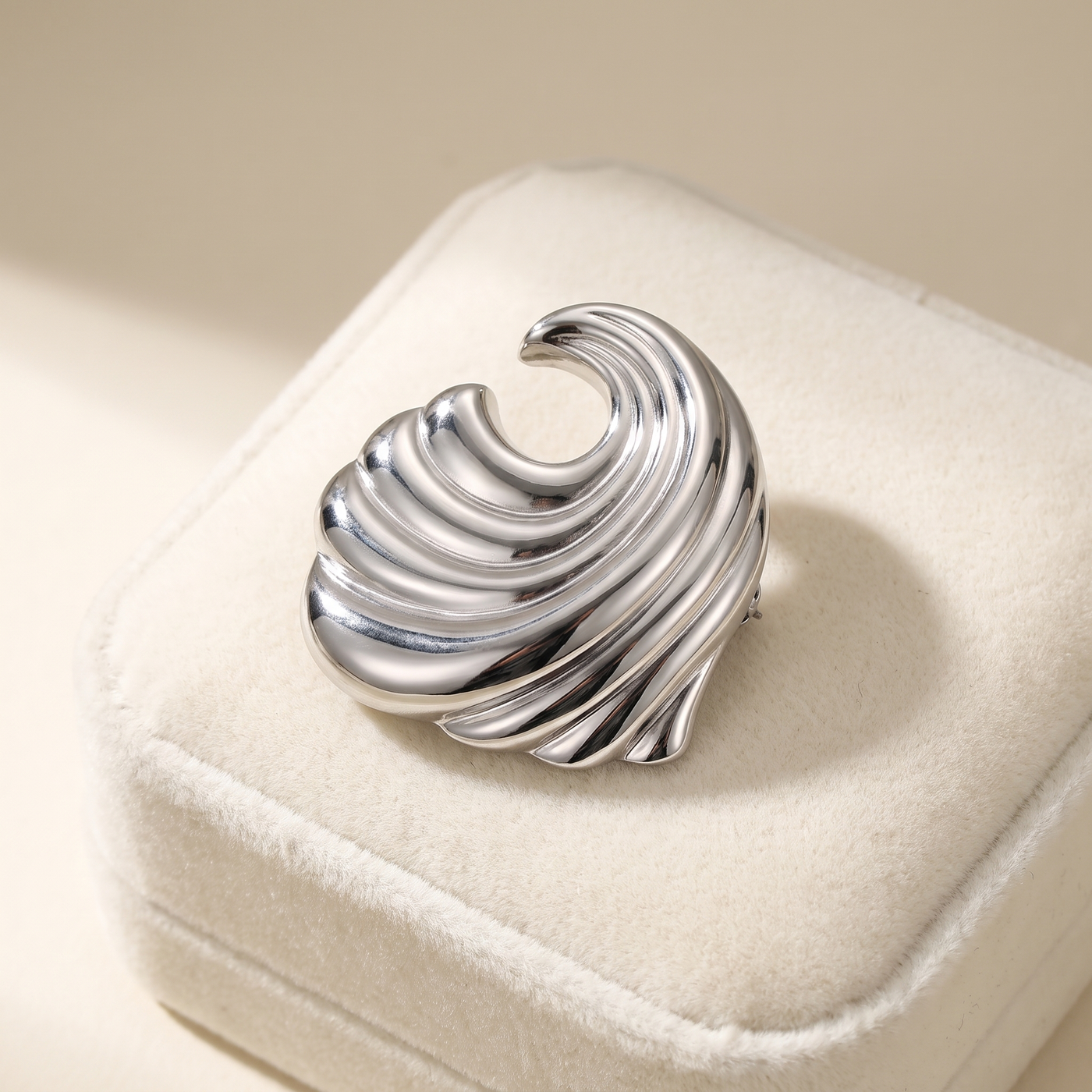 Broche Vague en acier, bijou vintage Alyvoa vue en gros plan · Argenté