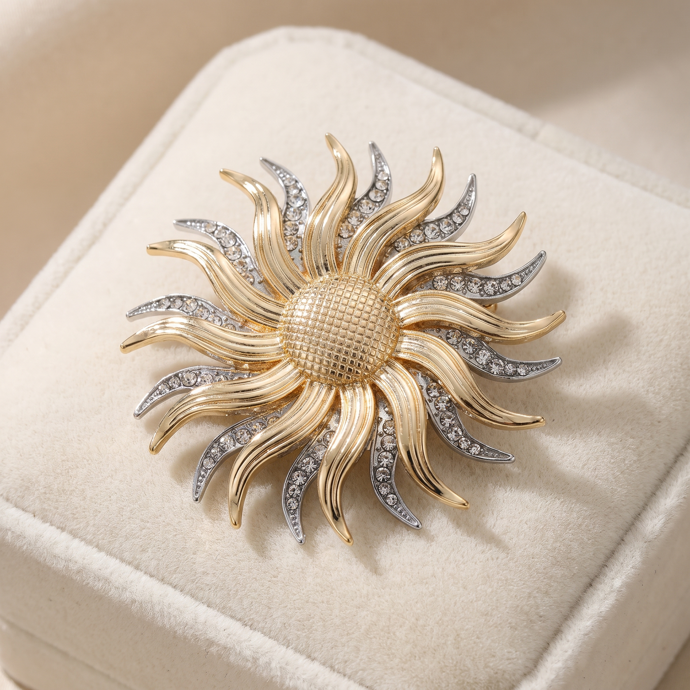Broche Tournesol en cristal, bijou vintage Alyvoa tenue à la main