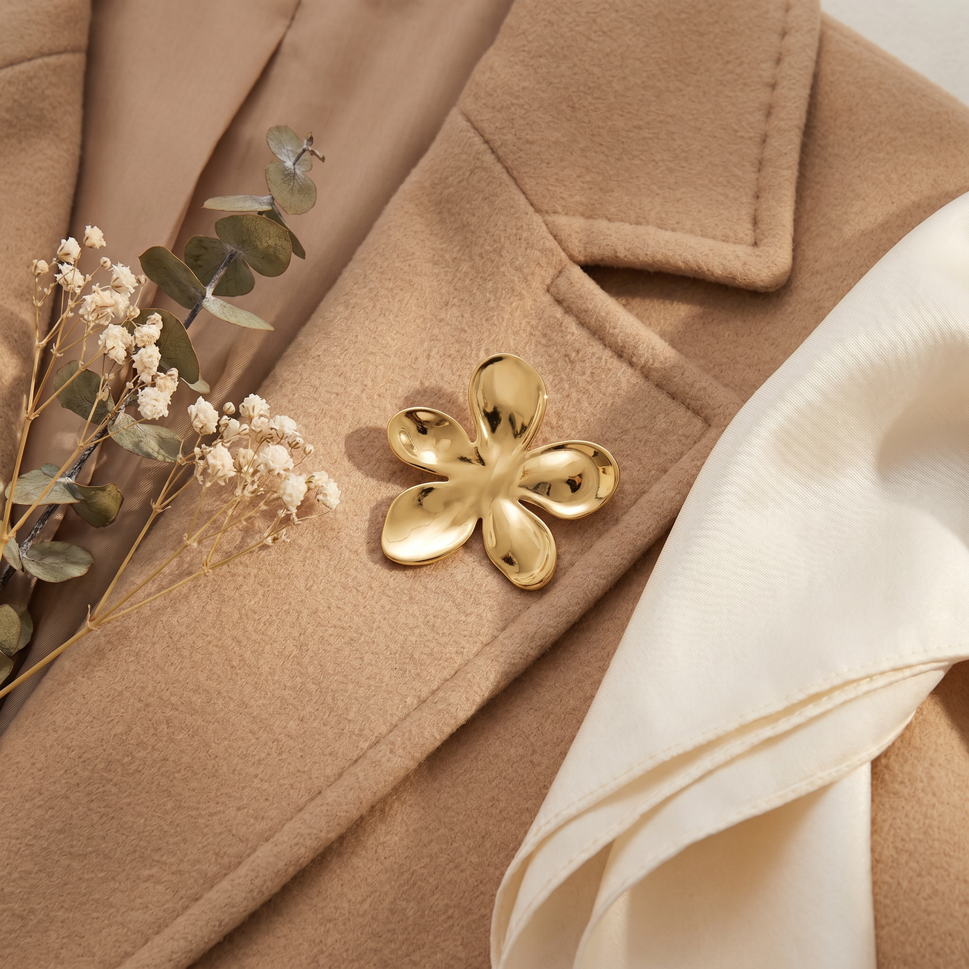 Broche Fleur en acier, bijou vintage Alyvoa tenue à la main · Doré