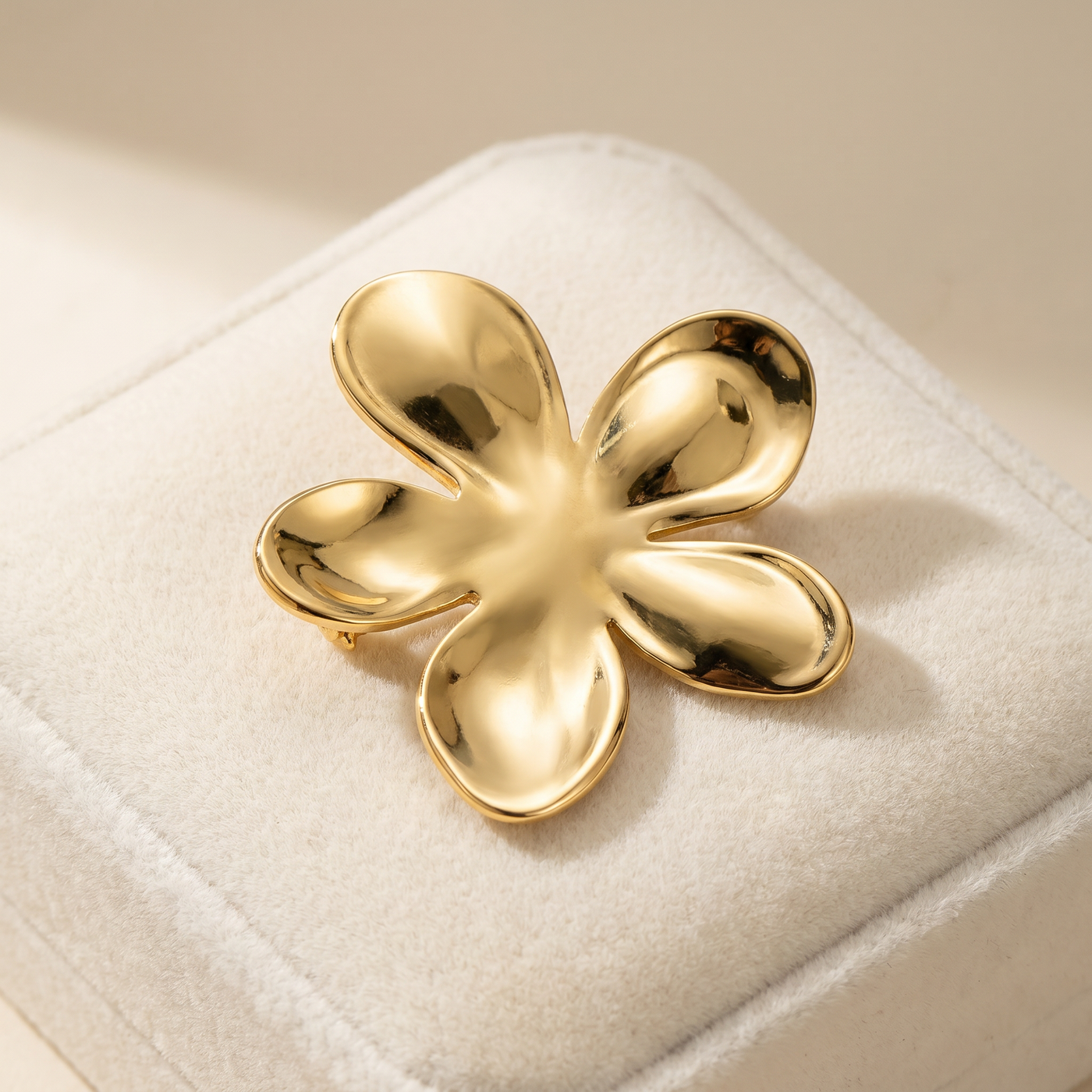 Broche Fleur en acier, bijou vintage Alyvoa présentée sur un coussin · Doré