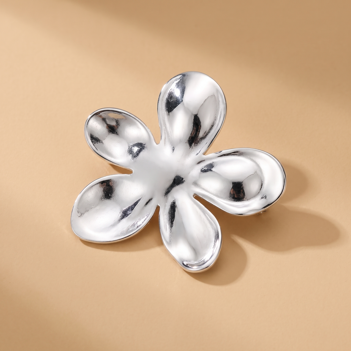 Broche Fleur en acier, bijou vintage Alyvoa portée sur un revers · Argenté