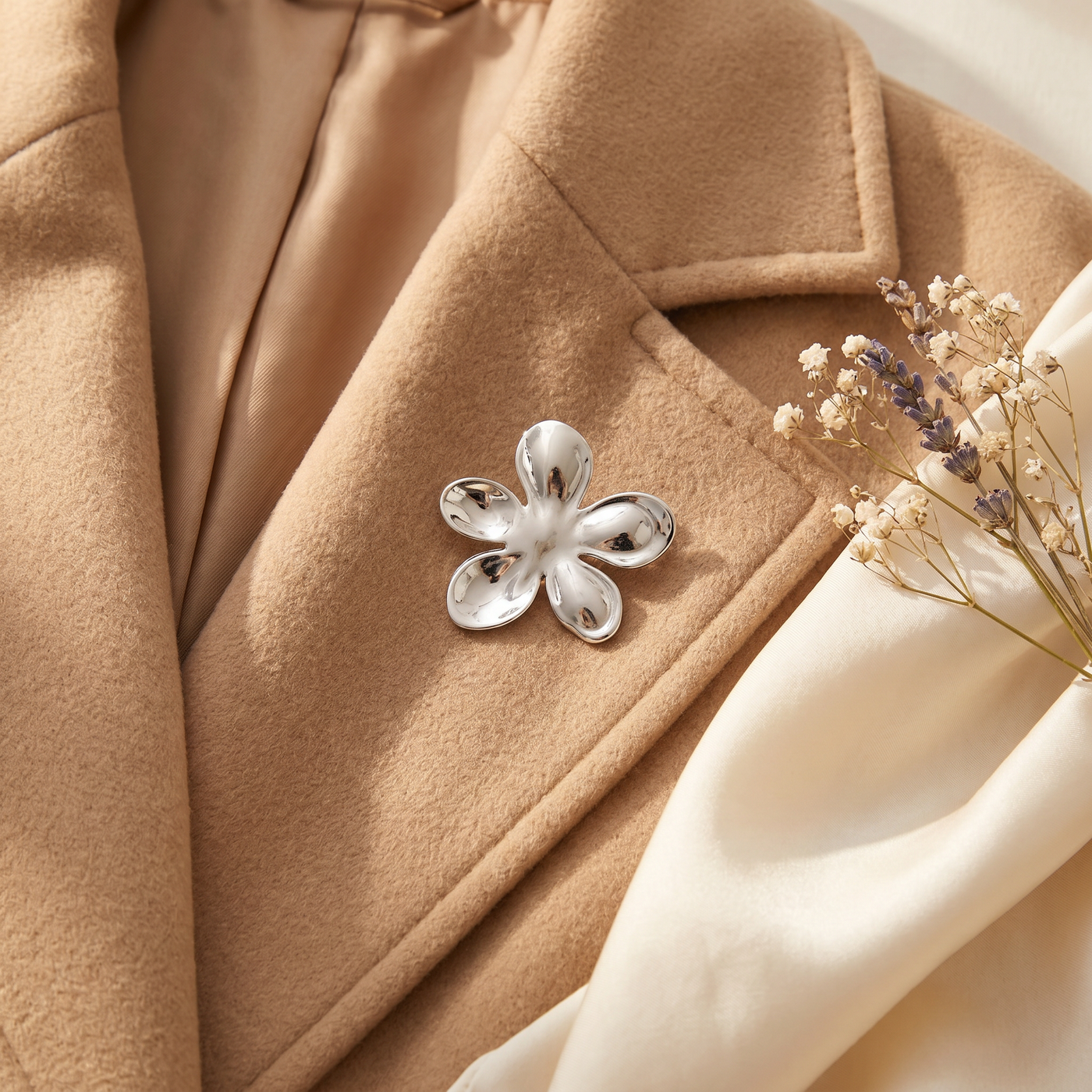 Broche Fleur en acier, bijou vintage Alyvoa en situation · Argenté