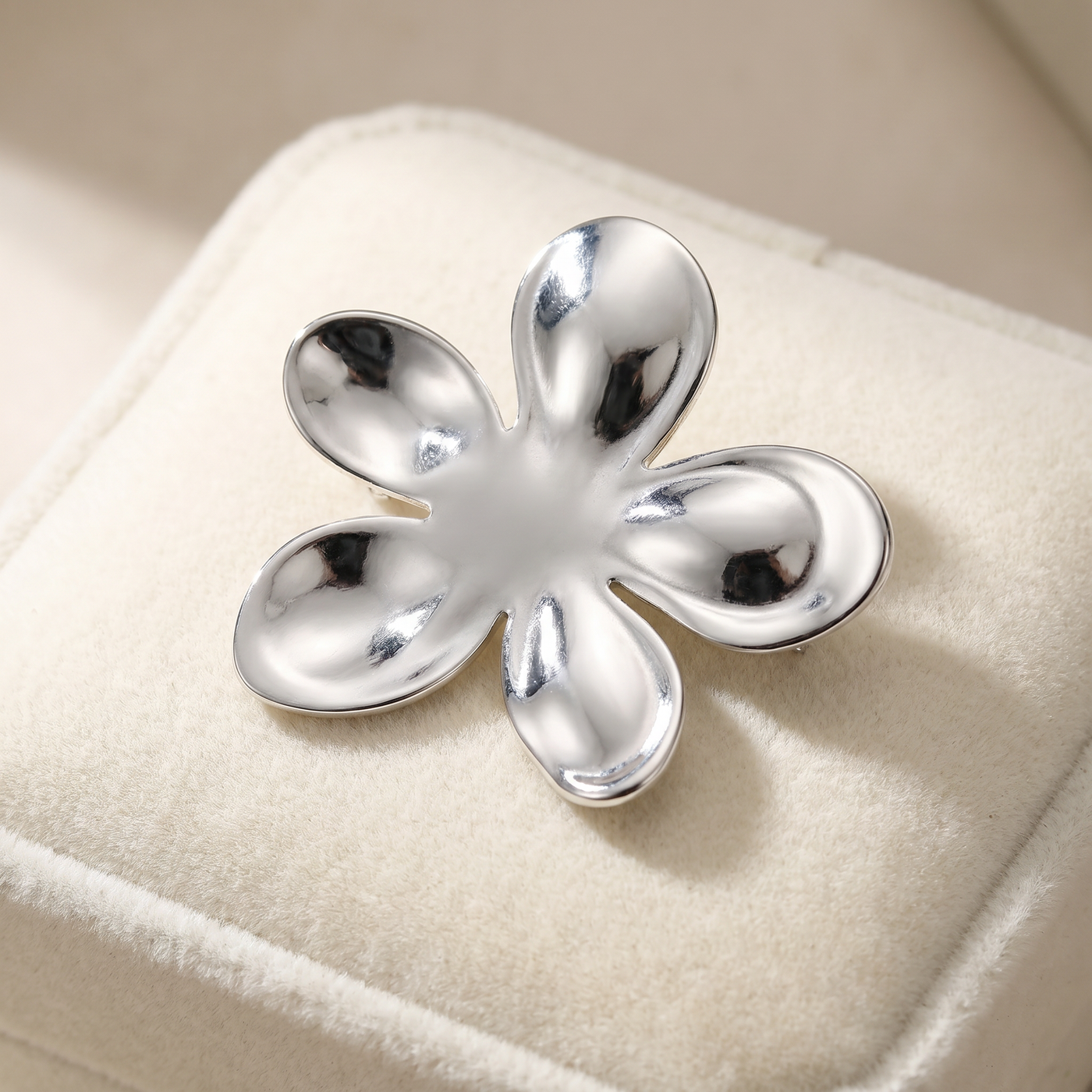 Broche Fleur en acier, bijou vintage Alyvoa vue en gros plan · Argenté