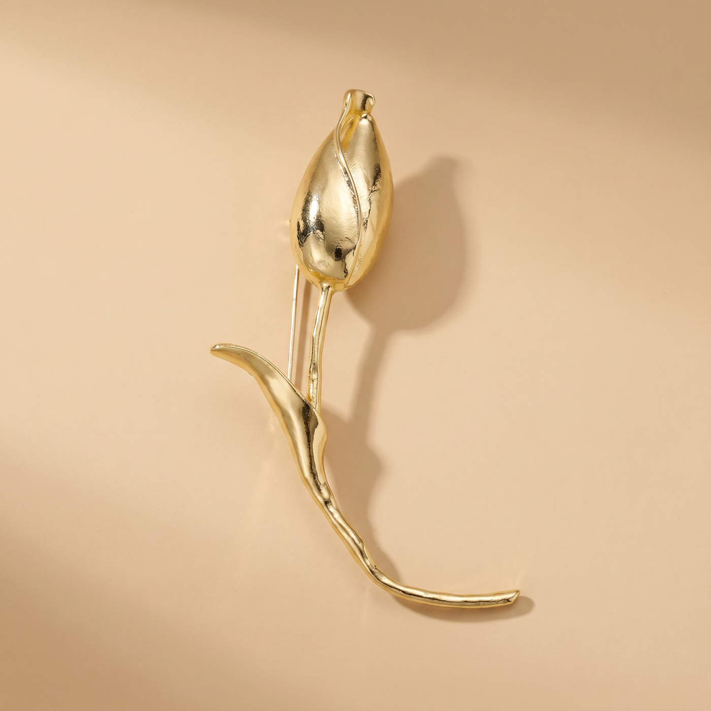 Broche Tulipe, bijou fantaisie vintage Alyvoa portée sur un revers · Doré