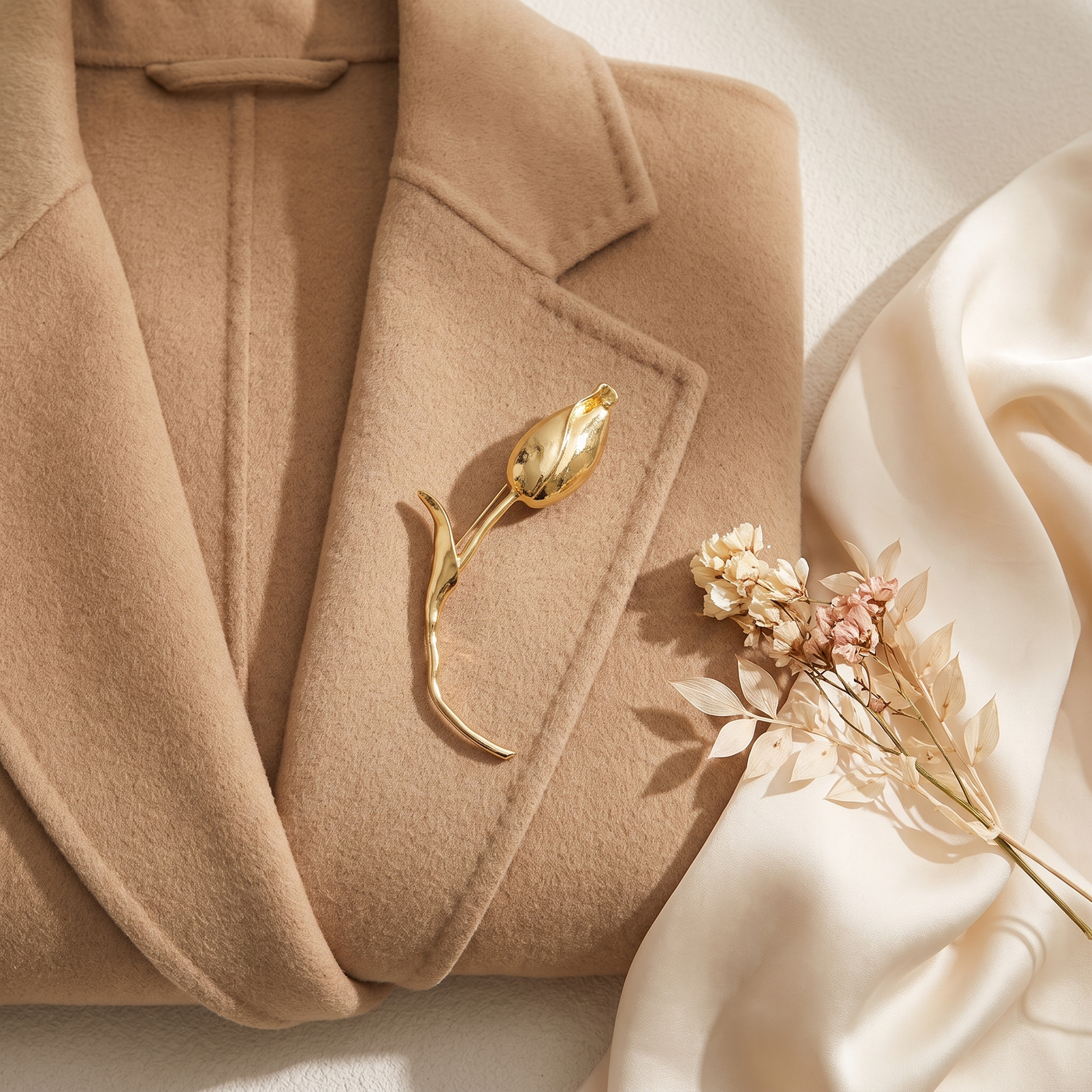 Broche Tulipe, bijou fantaisie vintage Alyvoa en situation · Doré