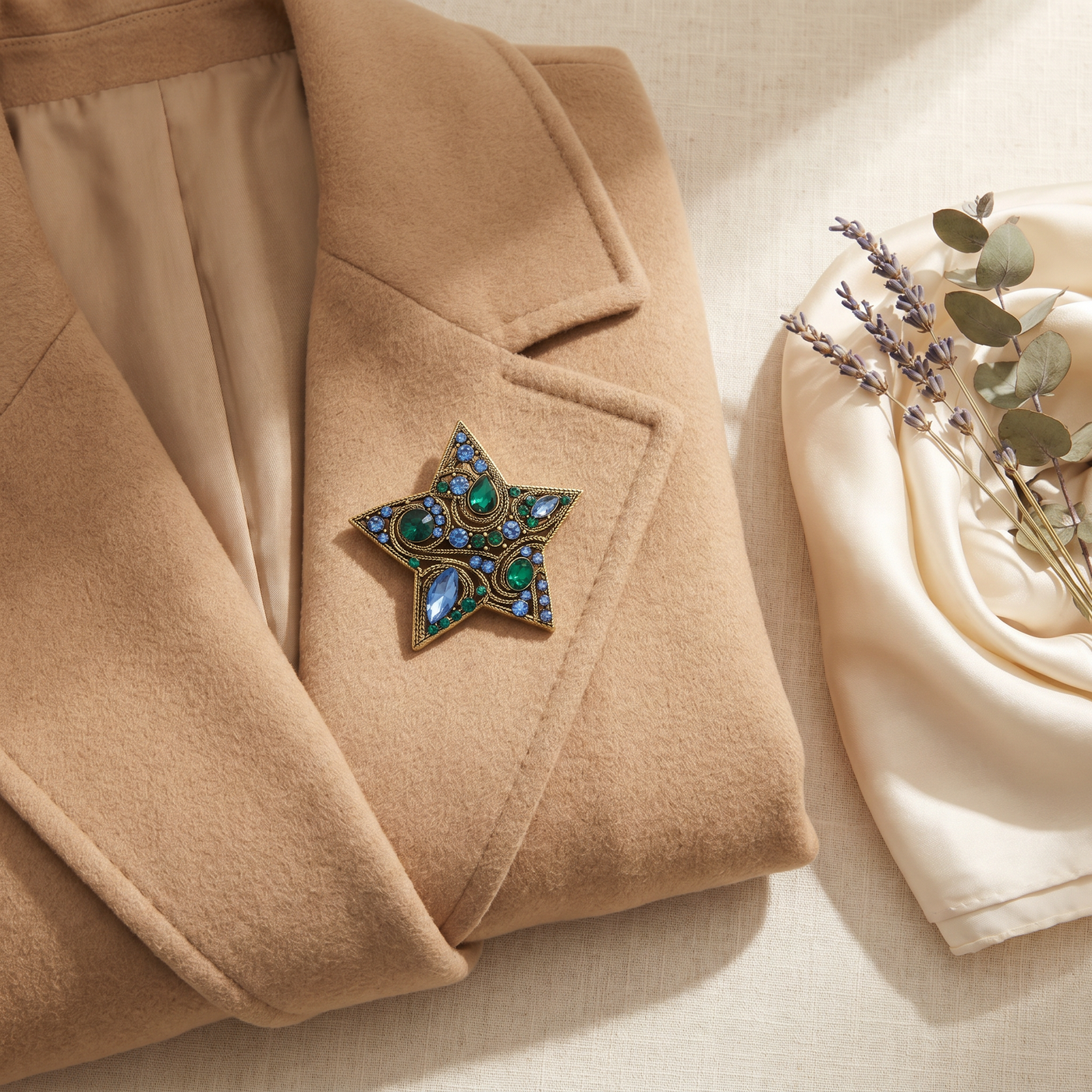 Broche Étoile en cristal, bijou vintage Alyvoa portée sur un revers