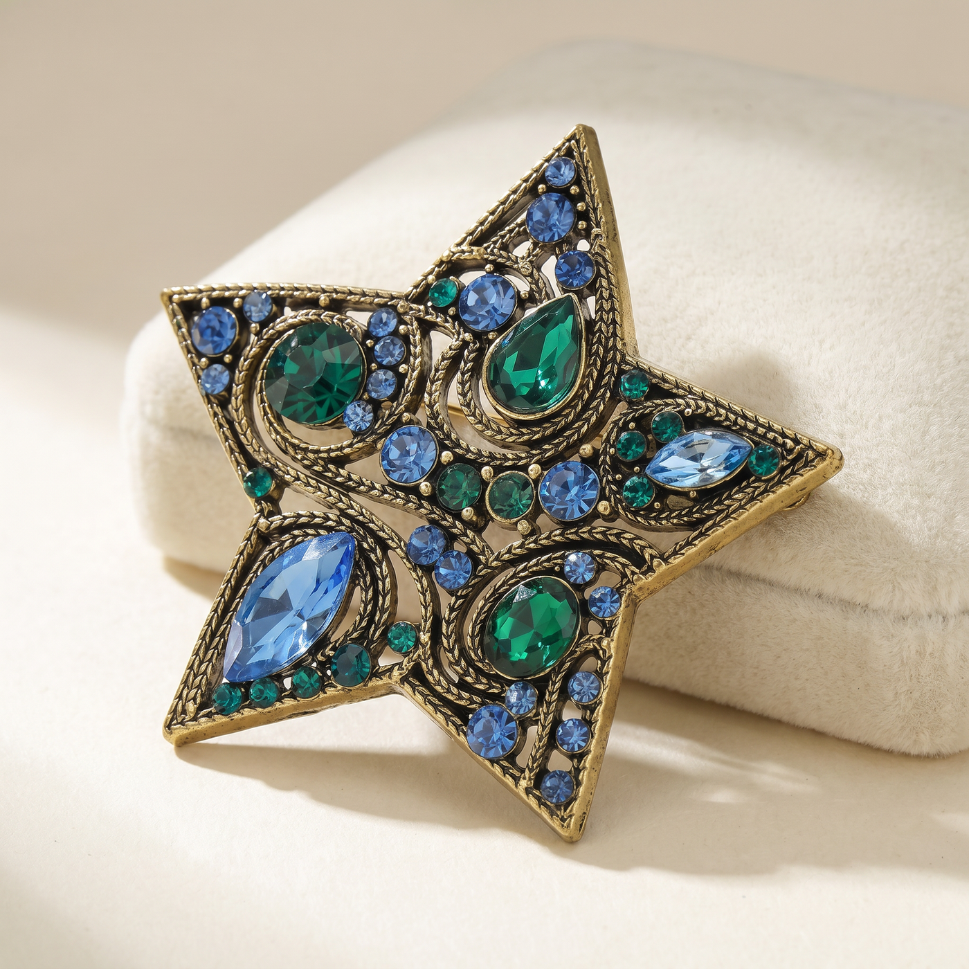 Broche Étoile en cristal, bijou vintage Alyvoa tenue à la main