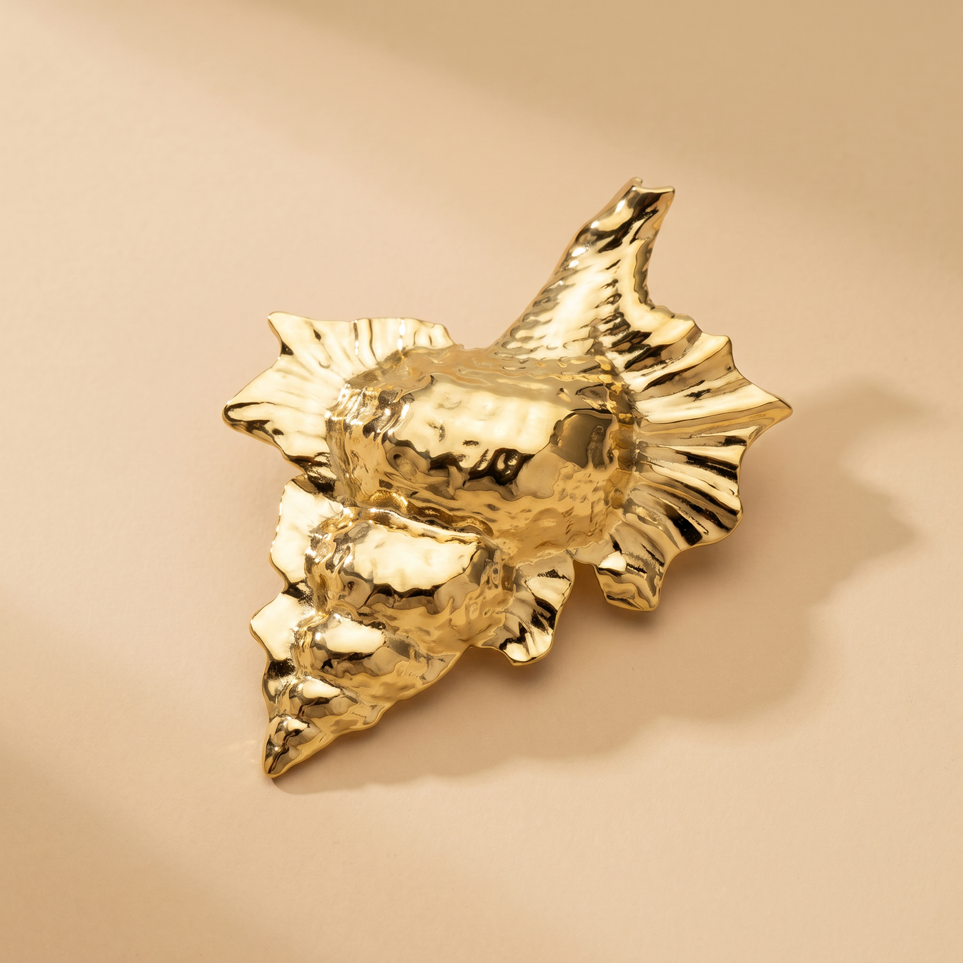 Broche Coquillage en acier, bijou vintage Alyvoa portée sur un revers · Doré