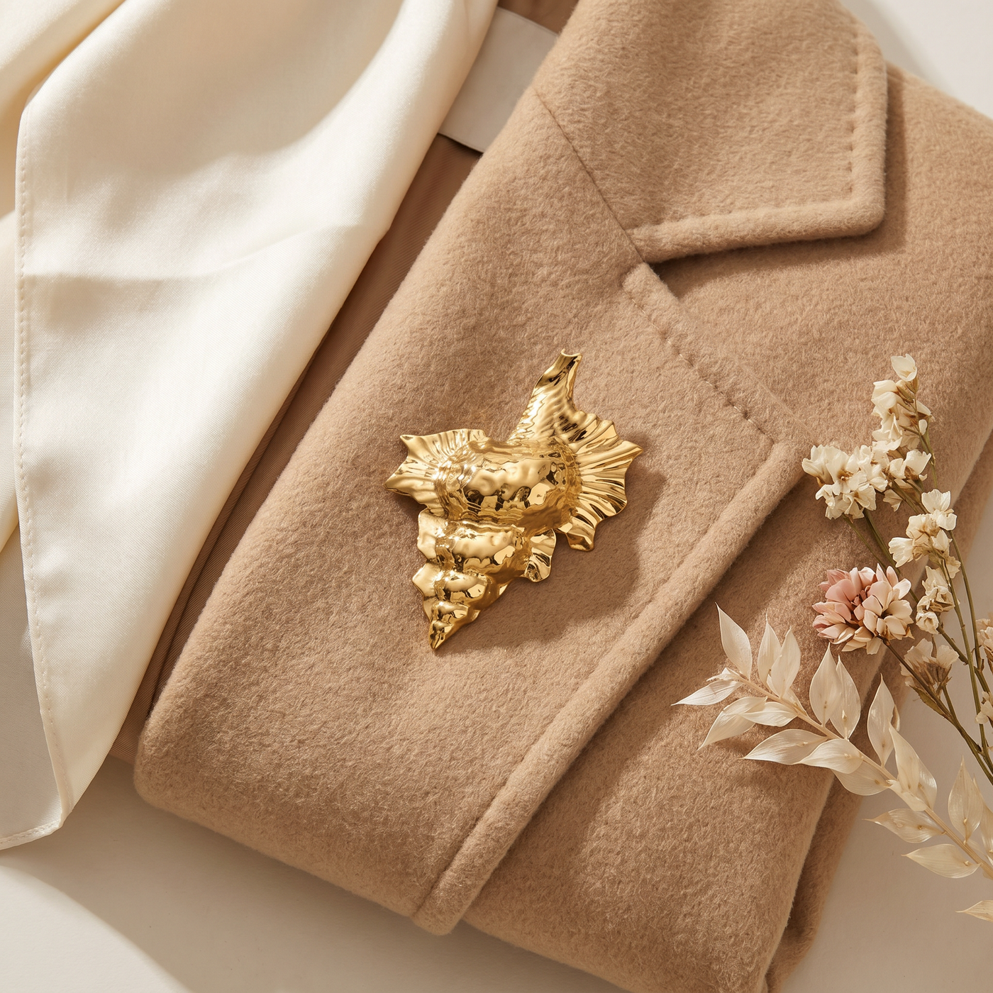 Broche Coquillage en acier, bijou vintage Alyvoa en situation · Doré