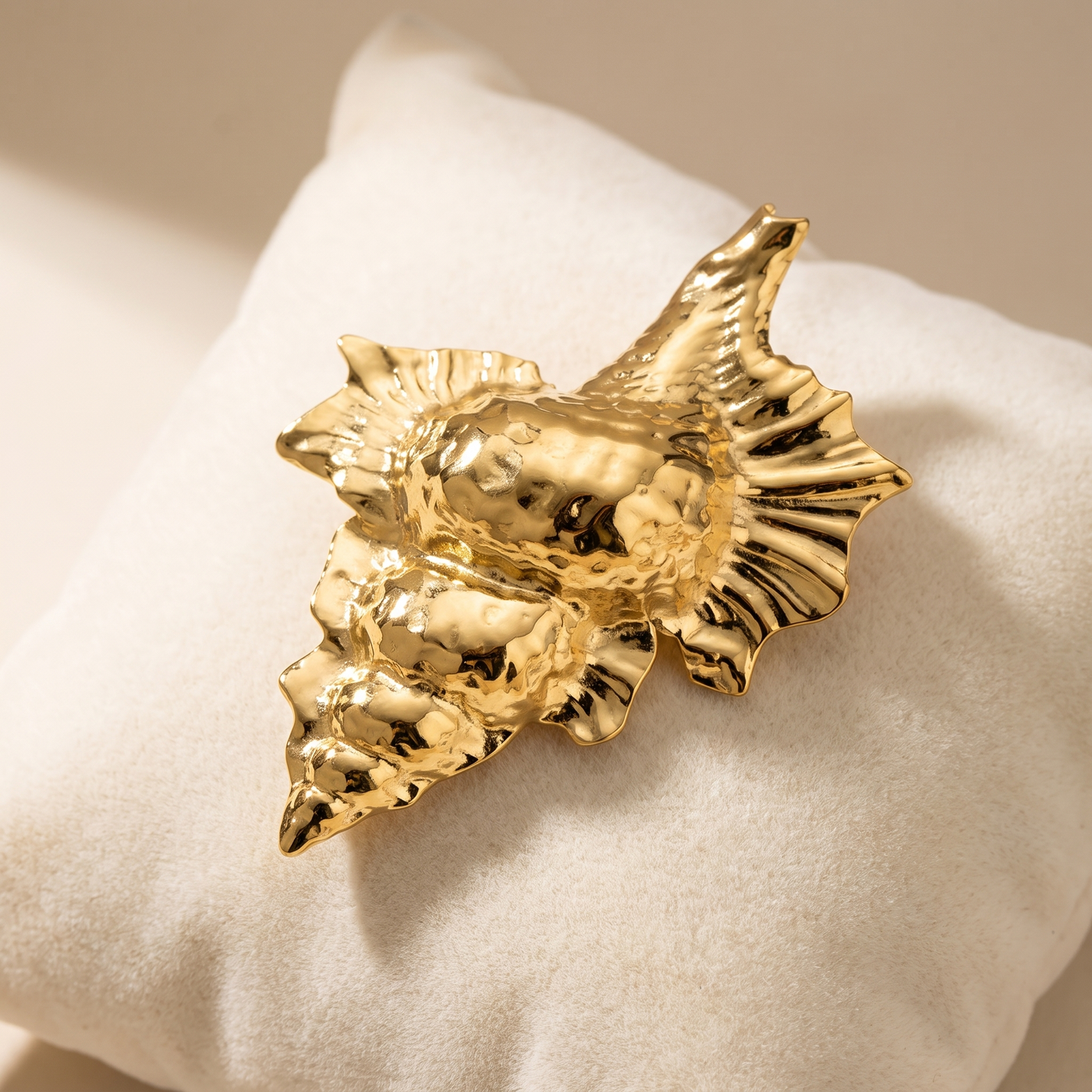 Broche Coquillage en acier, bijou vintage Alyvoa vue en gros plan · Doré