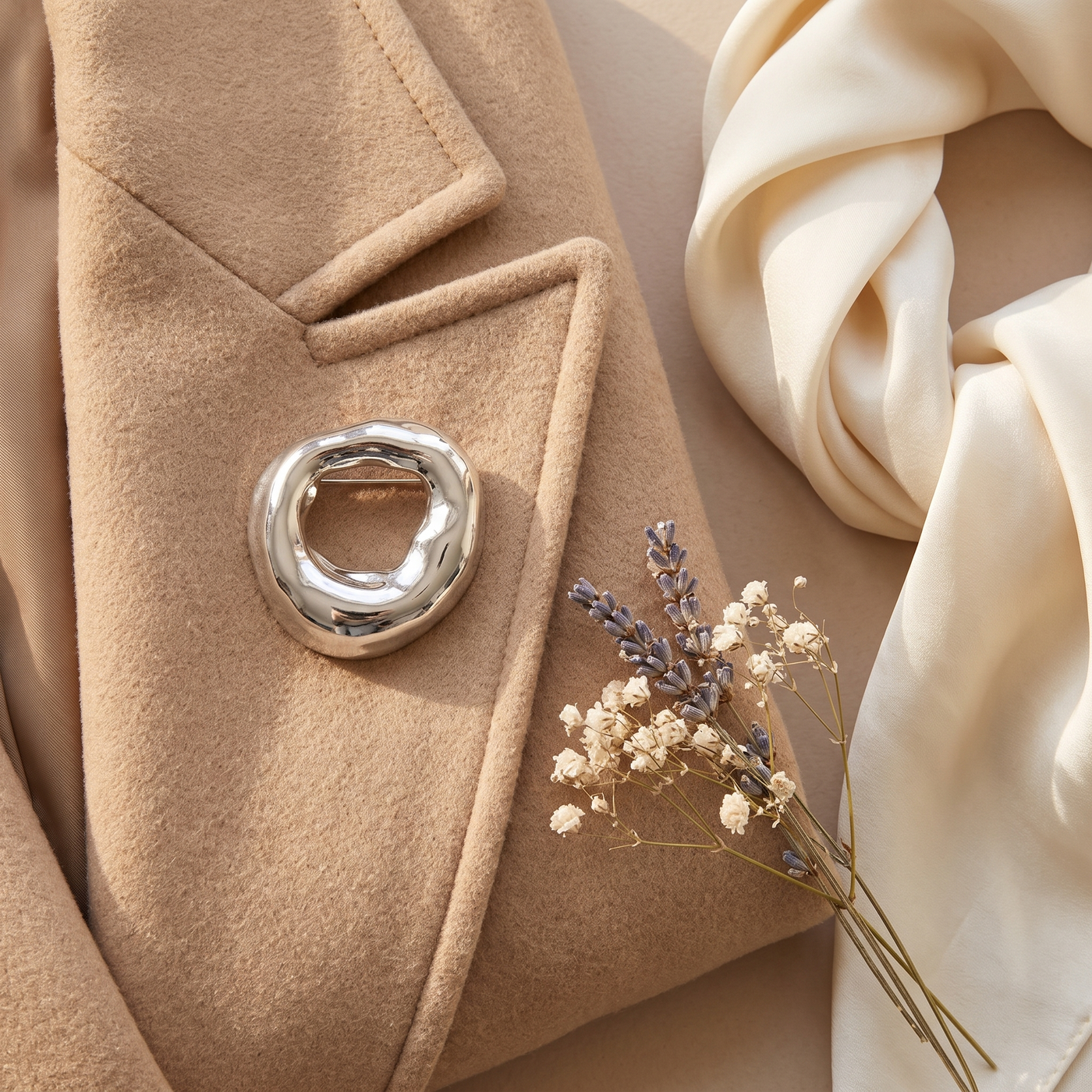 Broche Cercle en acier, bijou vintage Alyvoa tenue à la main · Argenté