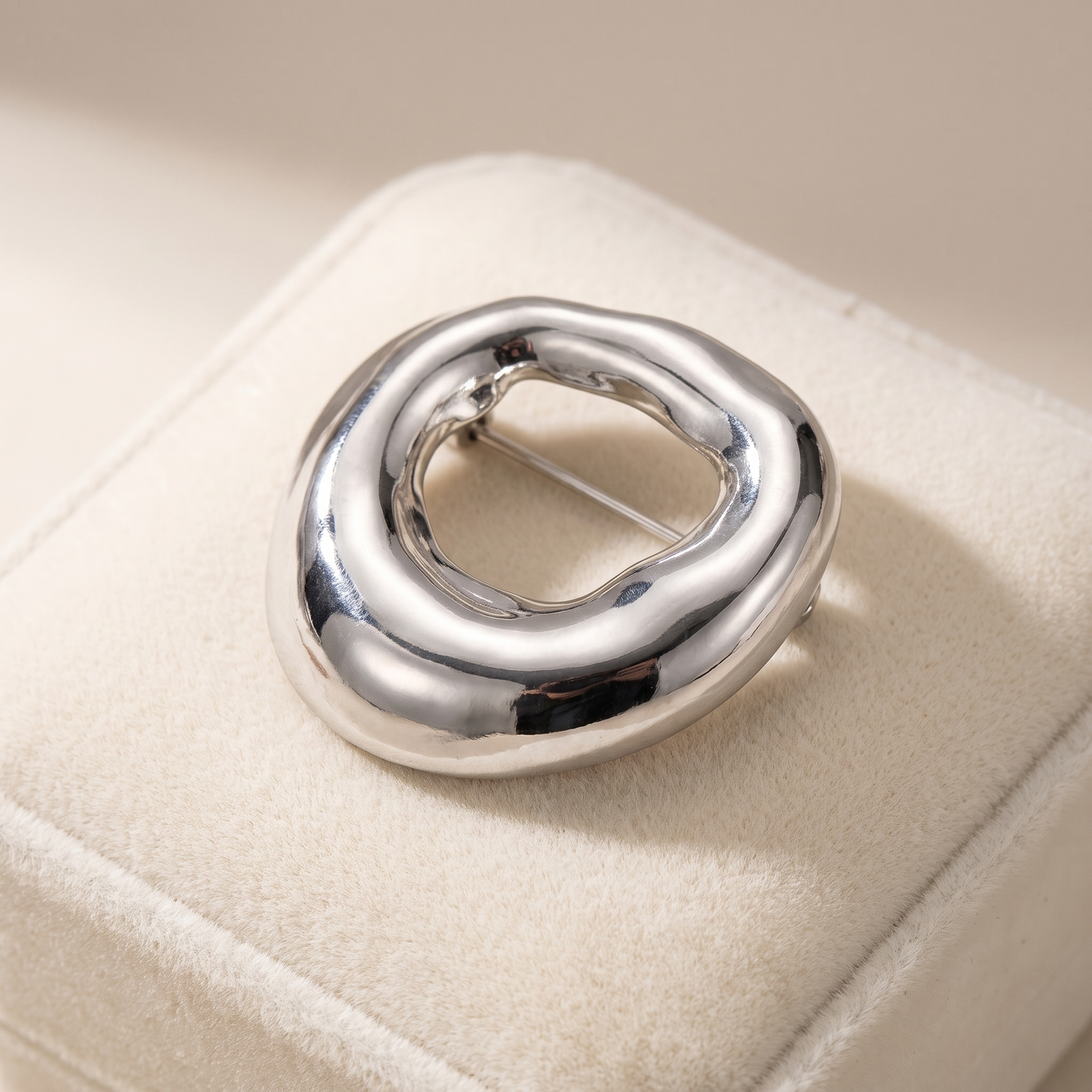 Broche Cercle en acier, bijou vintage Alyvoa présentée sur un coussin · Argenté
