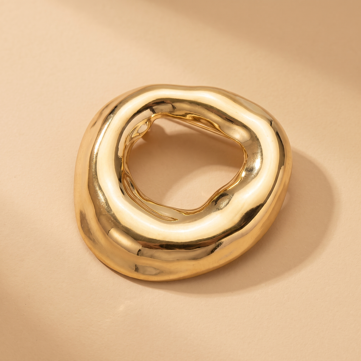 Broche Cercle en acier, bijou vintage Alyvoa portée sur un revers · Doré