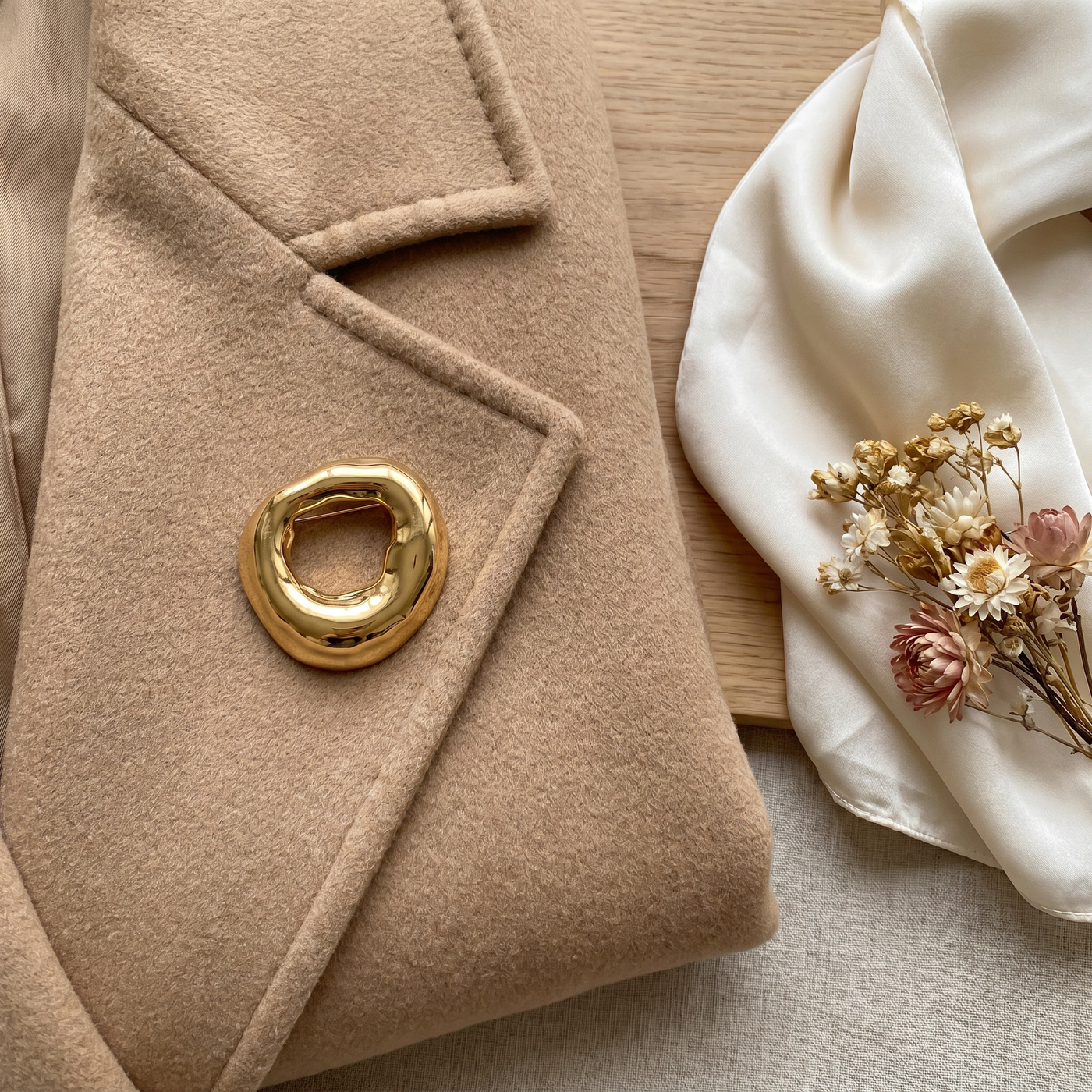 Broche Cercle en acier, bijou vintage Alyvoa en situation · Doré