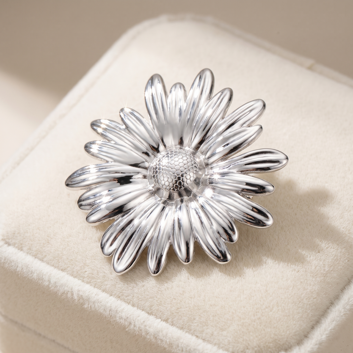 Broche Marguerite en acier, bijou vintage Alyvoa présentée sur un coussin · Argenté
