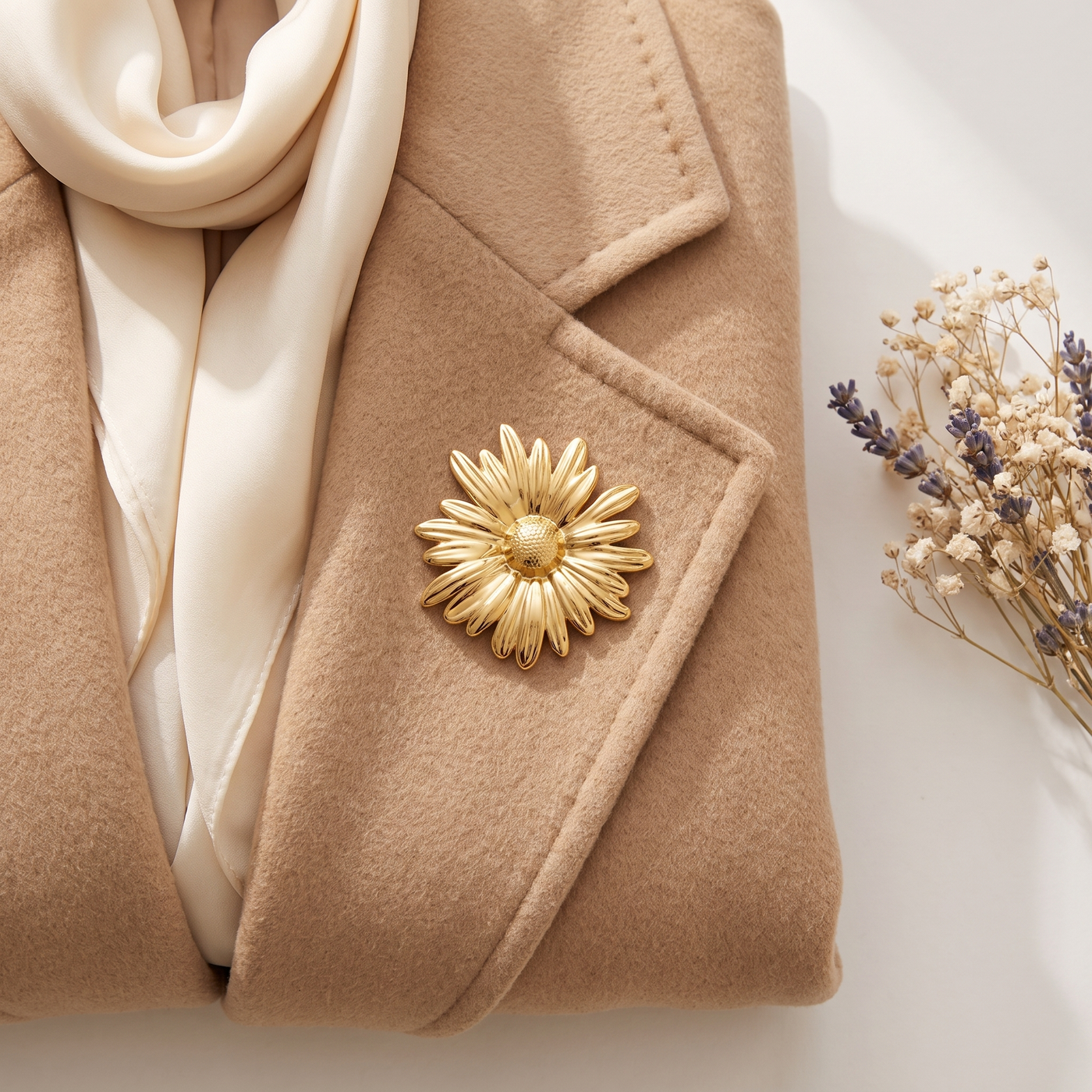 Broche Marguerite en acier, bijou vintage Alyvoa en situation · Doré