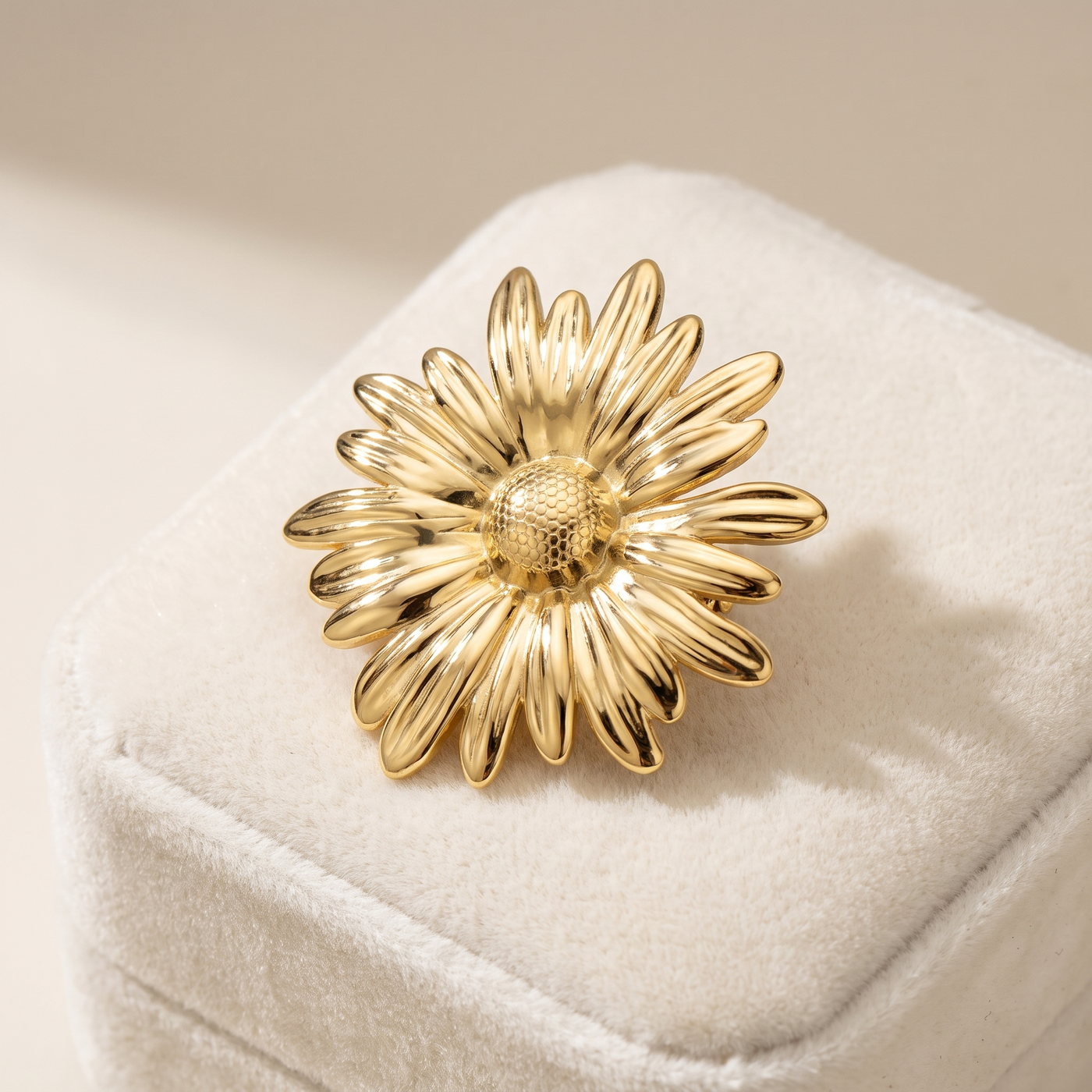 Broche Marguerite en acier, bijou vintage Alyvoa vue en gros plan · Doré
