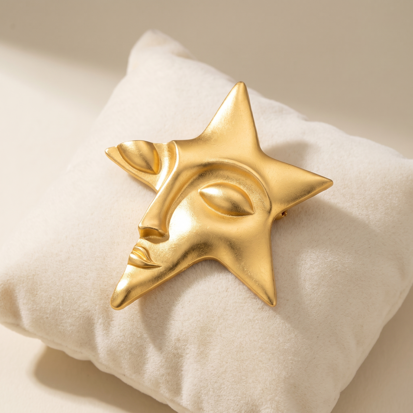 Broche Visage, bijou fantaisie vintage Alyvoa tenue à la main
