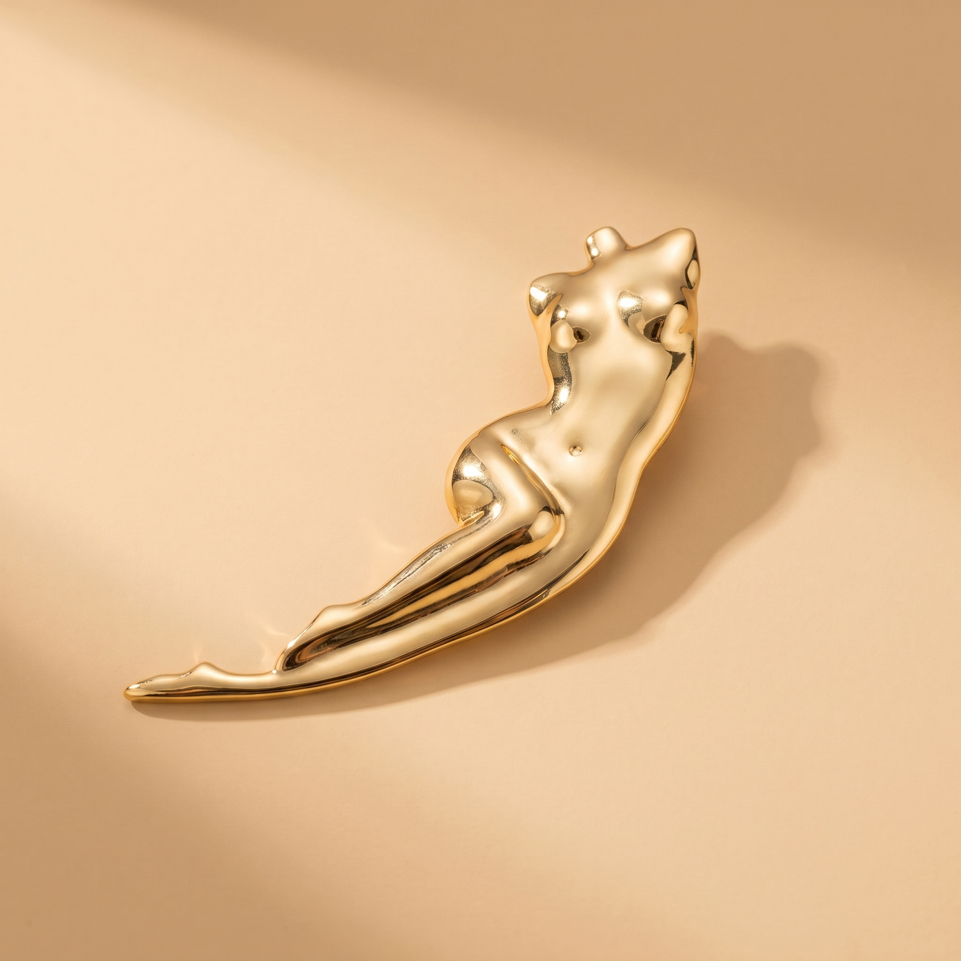 Broche Silhouette en acier, bijou vintage Alyvoa · Doré