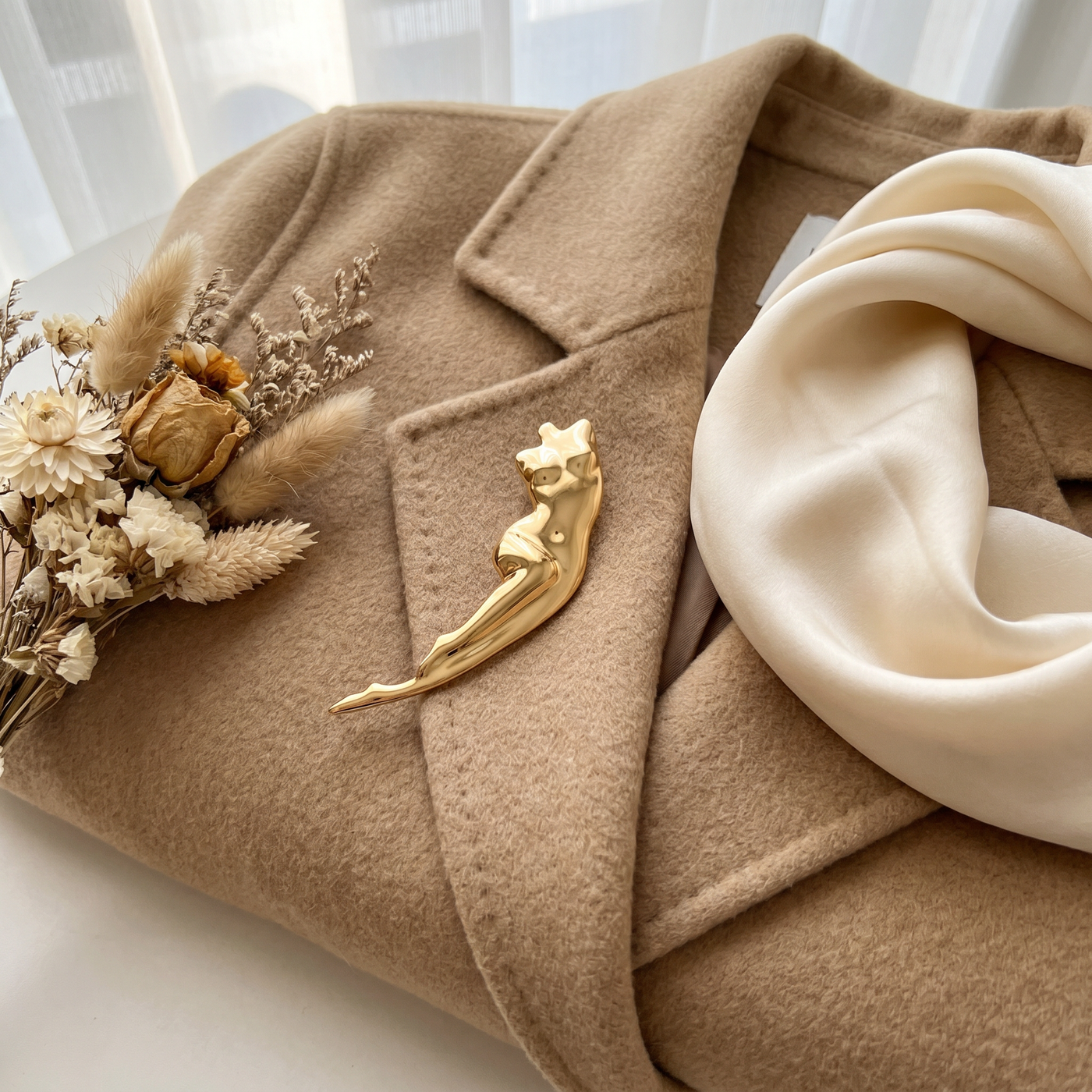 Broche Silhouette en acier, bijou vintage Alyvoa tenue à la main · Doré