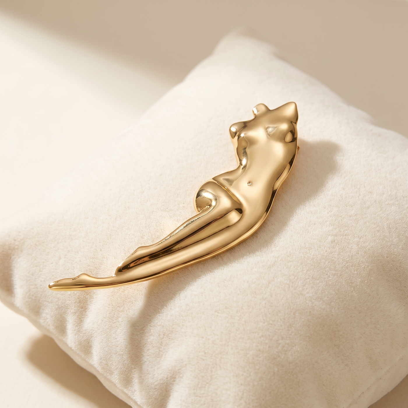 Broche Silhouette en acier, bijou vintage Alyvoa présentée sur un coussin · Doré
