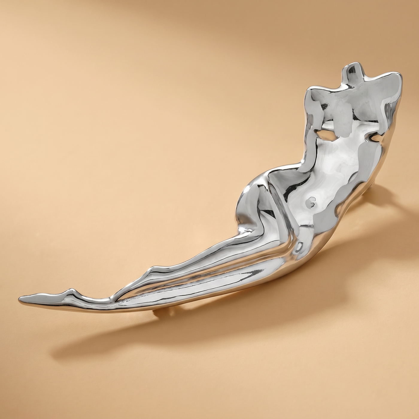 Broche Silhouette en acier, bijou vintage Alyvoa portée sur un revers · Argenté