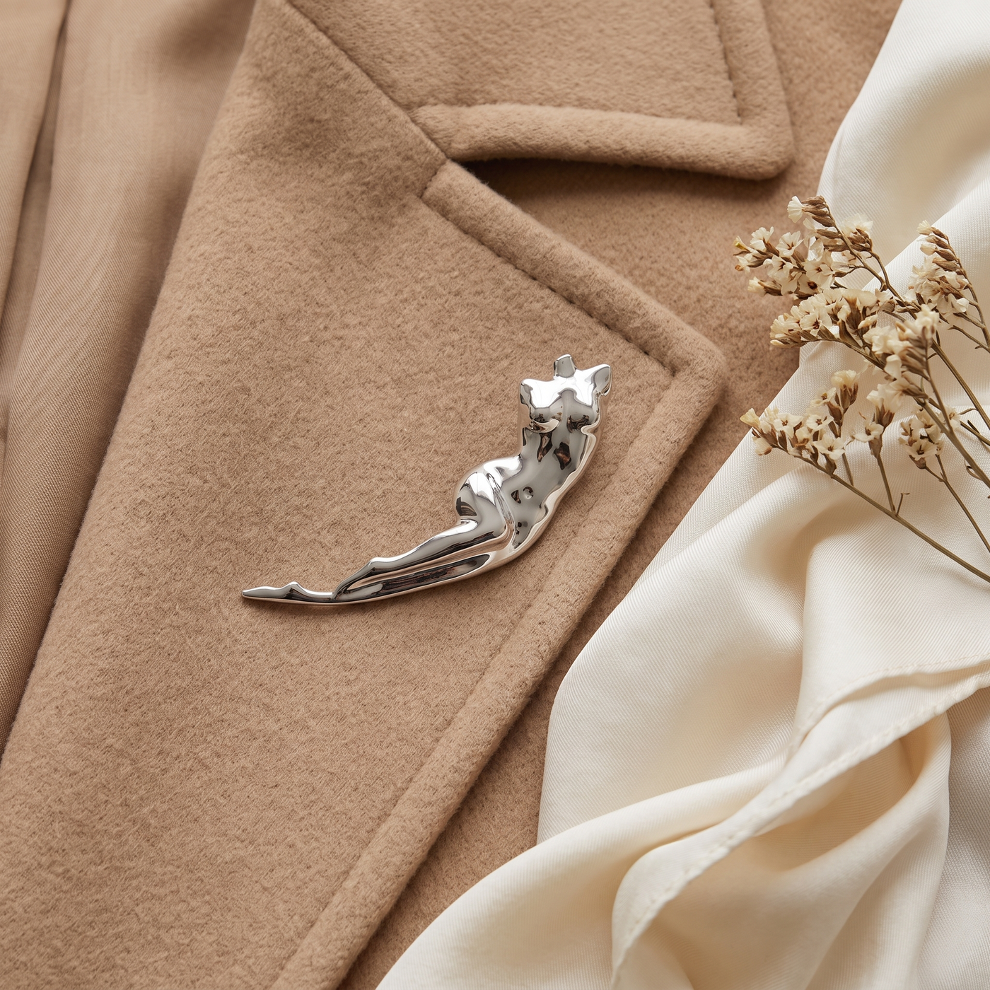 Broche Silhouette en acier, bijou vintage Alyvoa en situation · Argenté