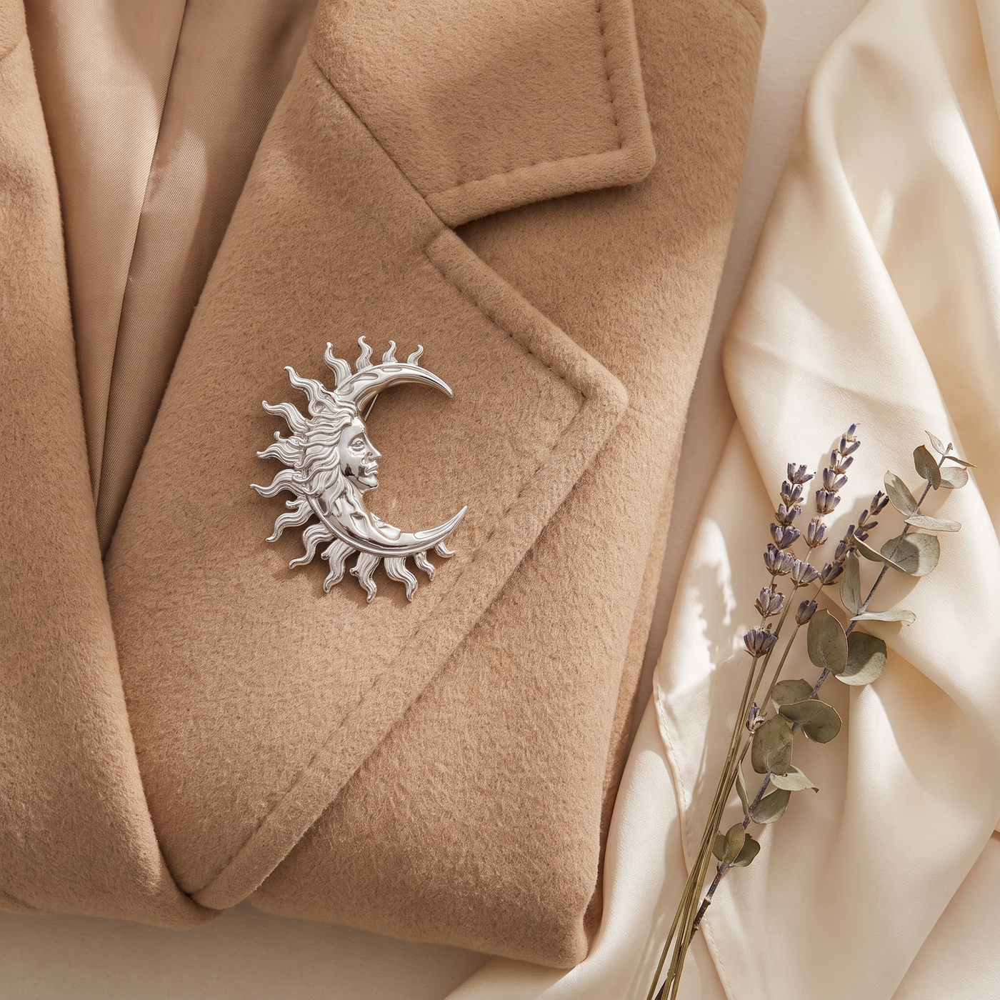 Broche Déesse en acier, bijou vintage Alyvoa en situation · Argenté