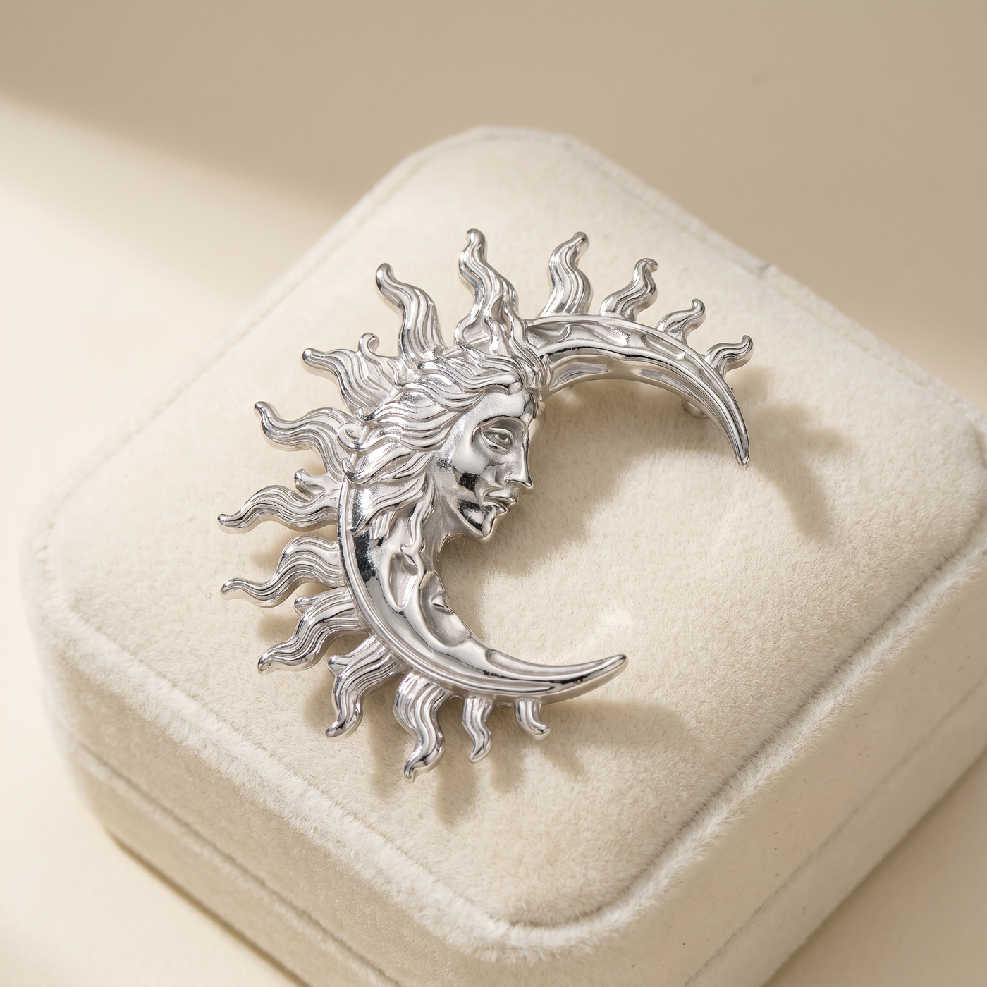 Broche Déesse en acier, bijou vintage Alyvoa vue en gros plan · Argenté