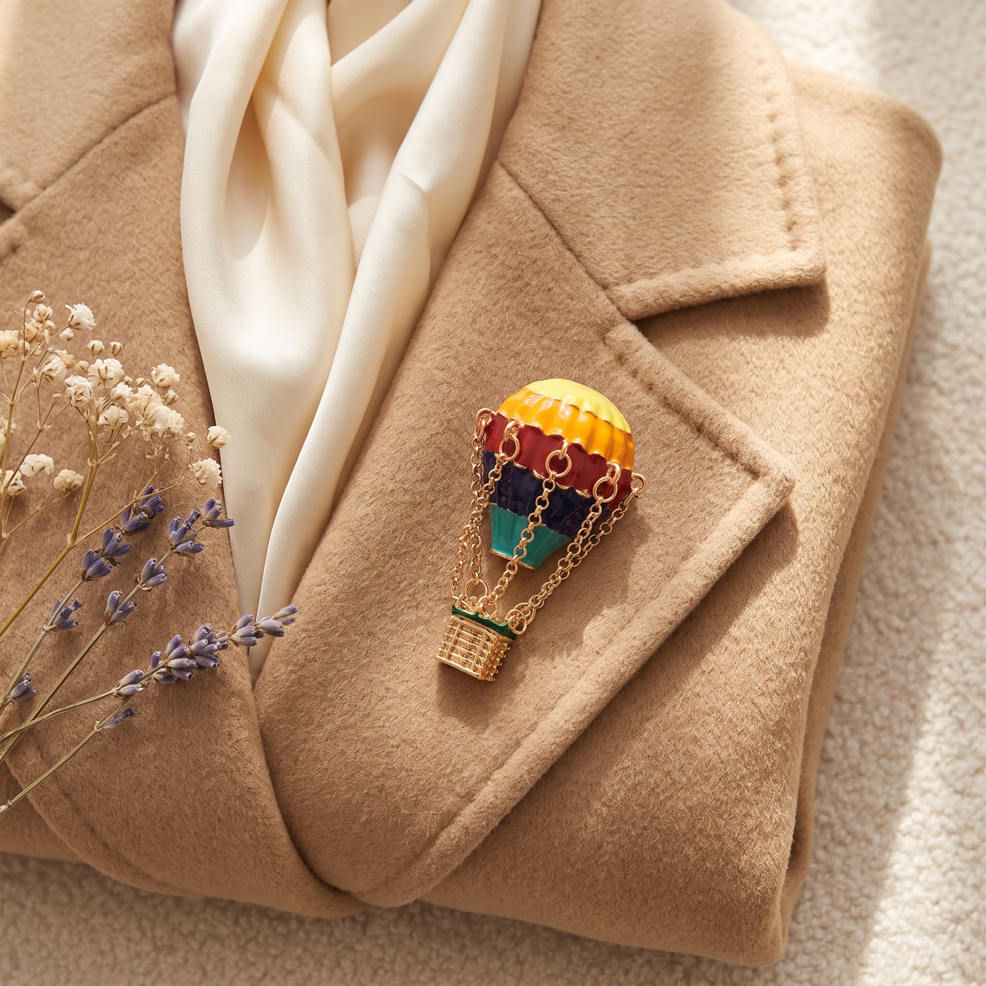 Broche Montgolfière en émail, bijou vintage Alyvoa portée sur un revers