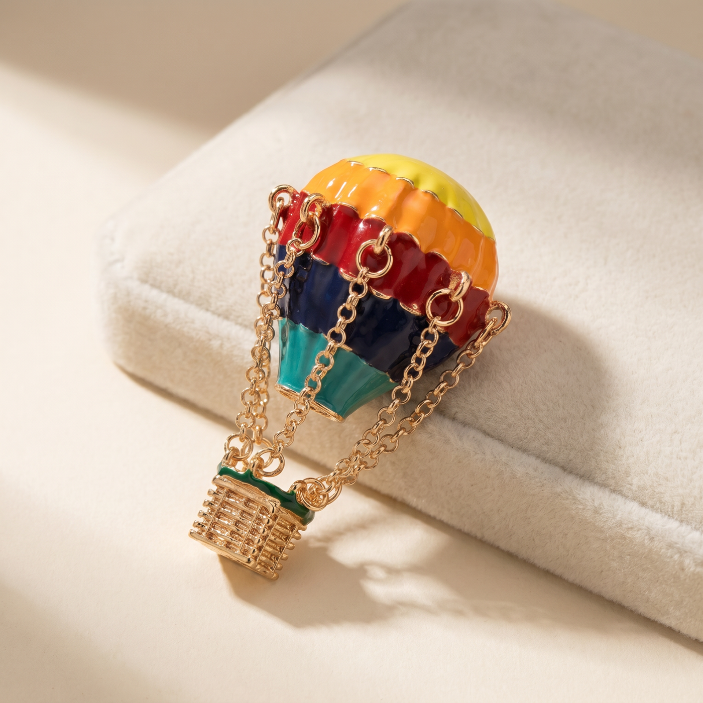 Broche Montgolfière en émail, bijou vintage Alyvoa tenue à la main