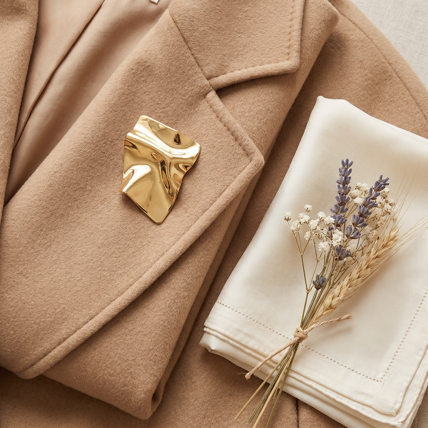 Broche Visage en acier, bijou vintage Alyvoa tenue à la main