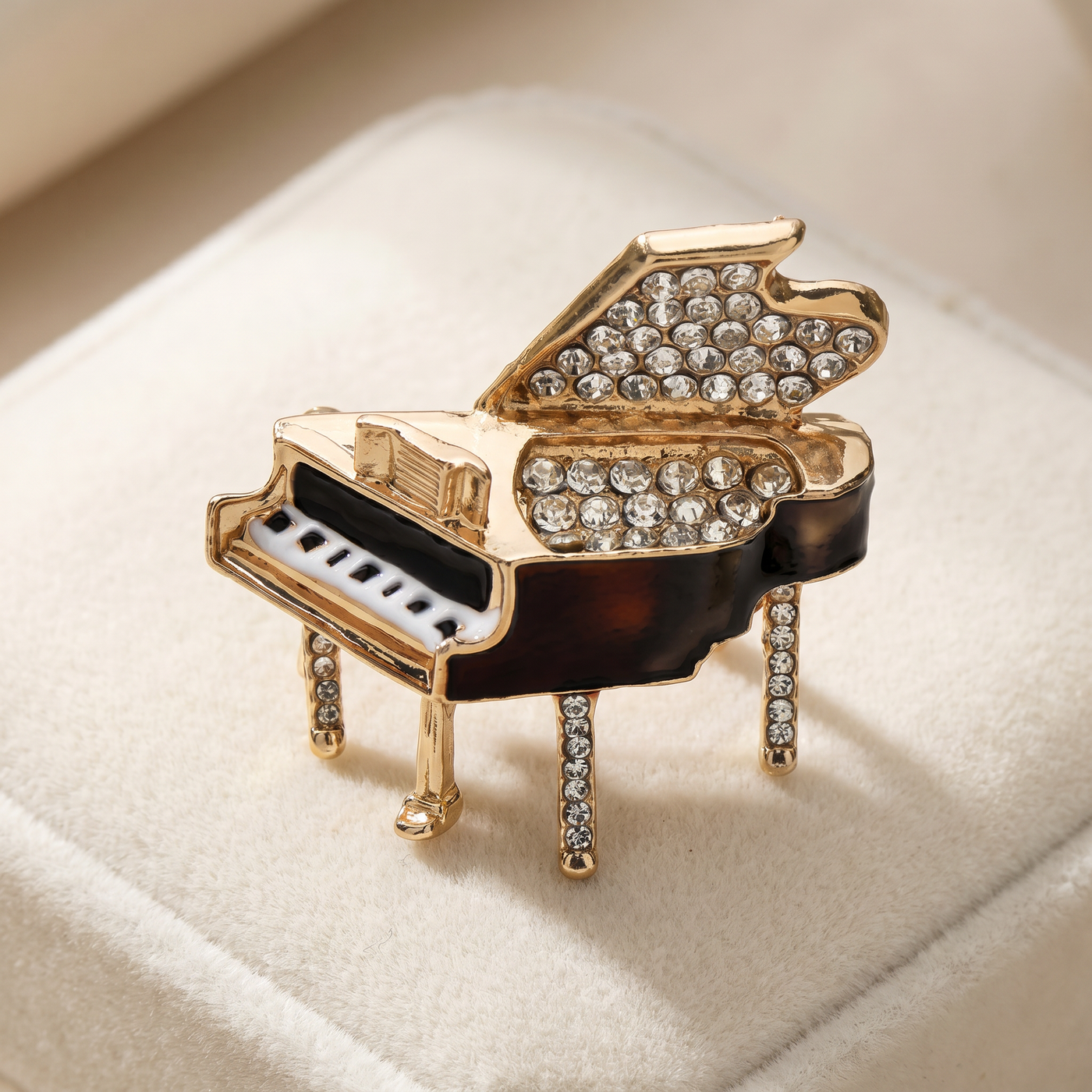 Broche Piano en cristal, bijou vintage Alyvoa tenue à la main