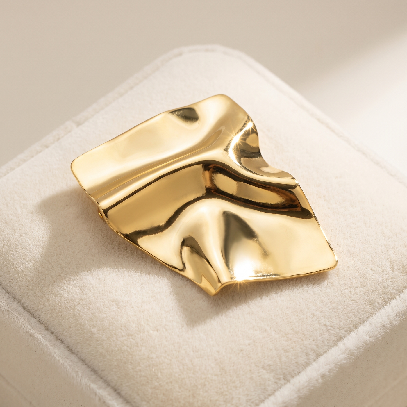 Broche Visage en acier, bijou vintage Alyvoa présentée sur un coussin