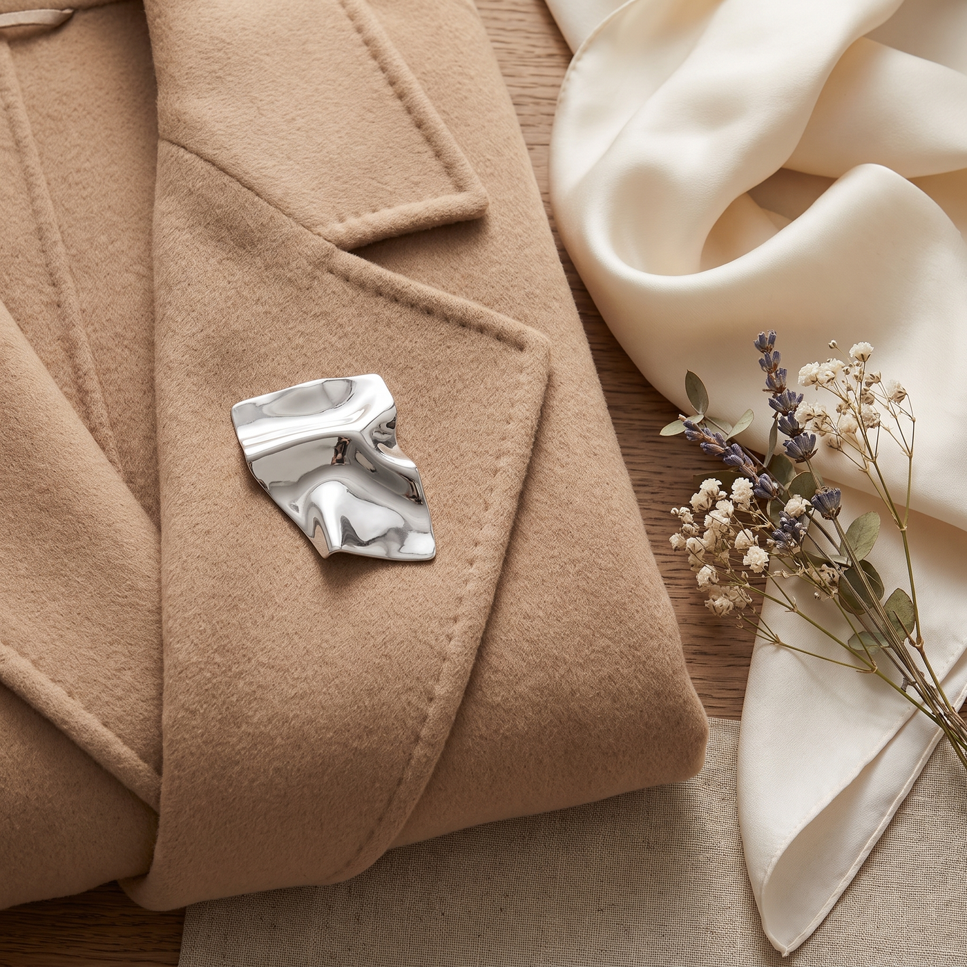 Broche Visage en acier, bijou vintage Alyvoa en situation
