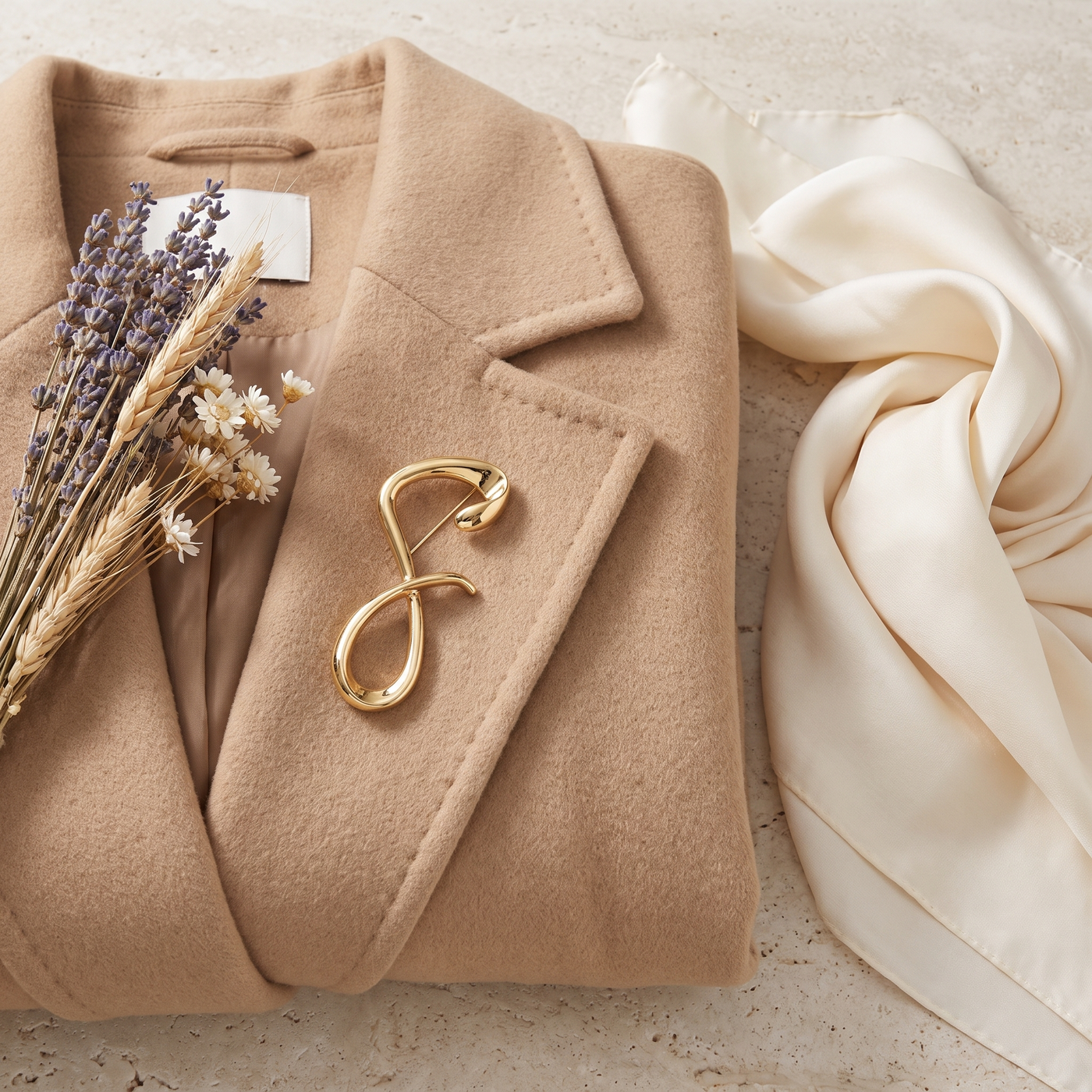 Broche Lettre, bijou fantaisie vintage Alyvoa en situation · Doré