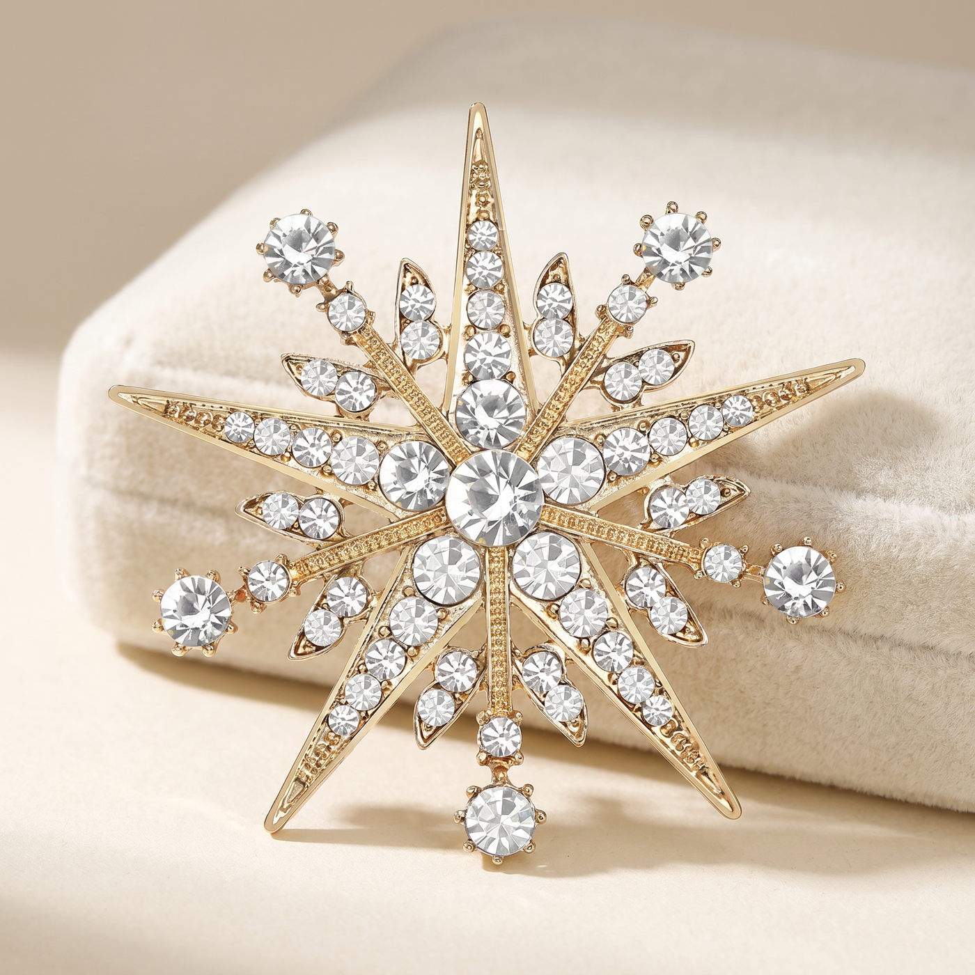 Broche Étoile en cristal, bijou vintage Alyvoa tenue à la main