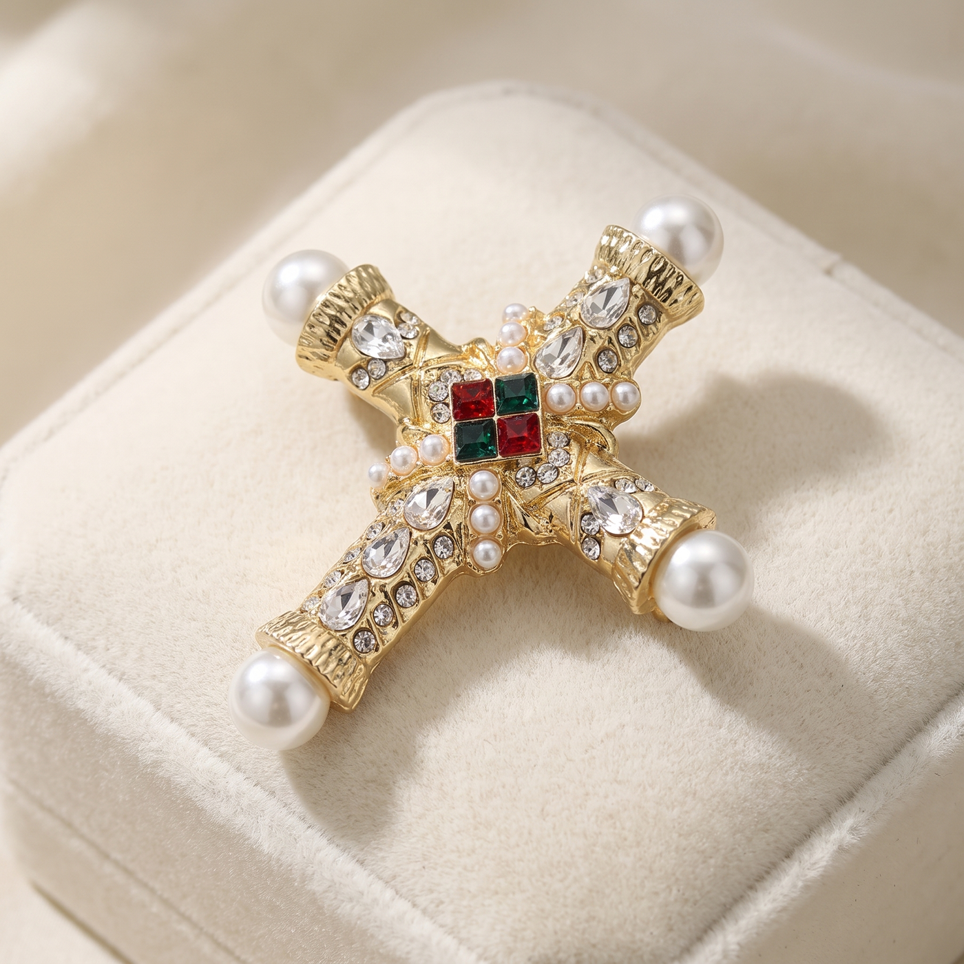 Broche Croix en perles & cristal, bijou vintage Alyvoa tenue à la main