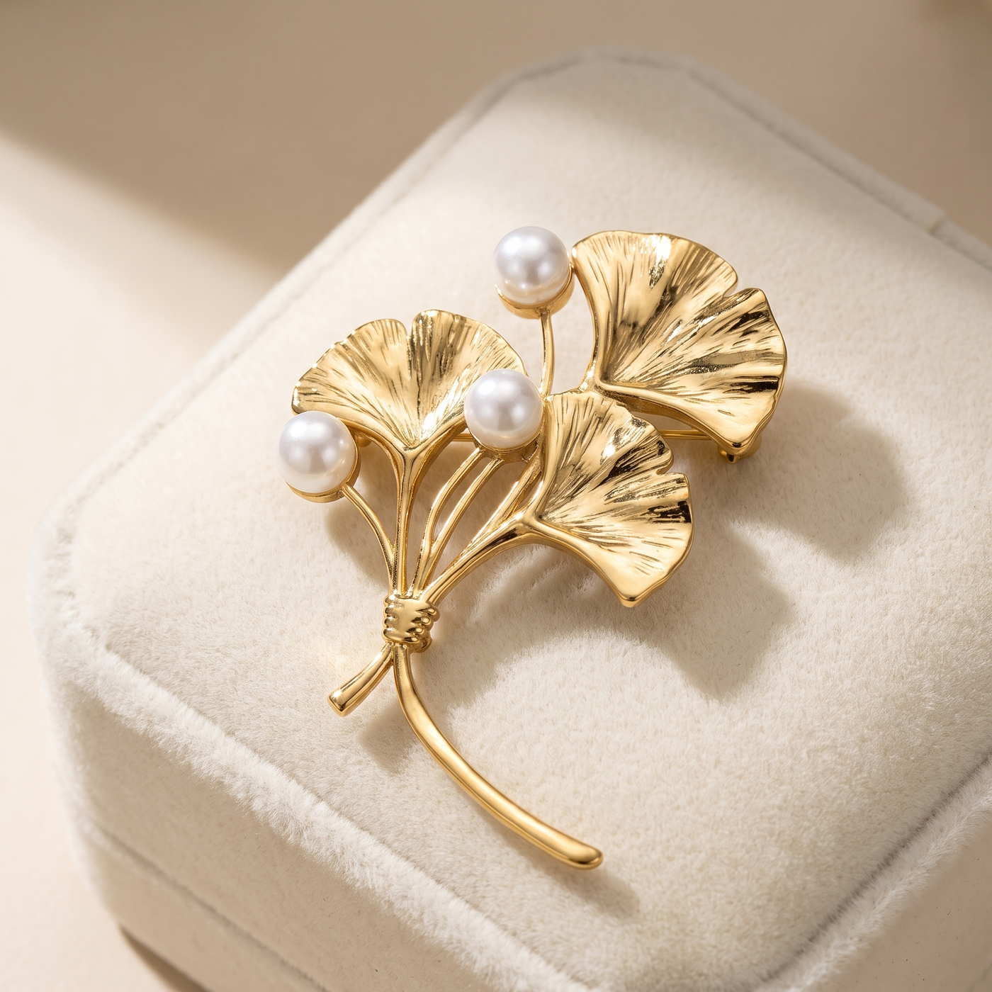 Broche Ginkgo en perles, bijou vintage Alyvoa présentée sur un coussin · Doré