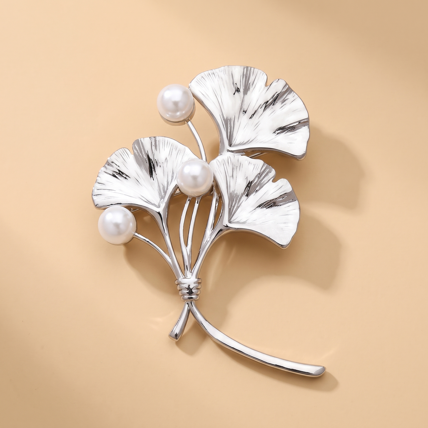 Broche Ginkgo en perles, bijou vintage Alyvoa portée sur un revers · Argenté