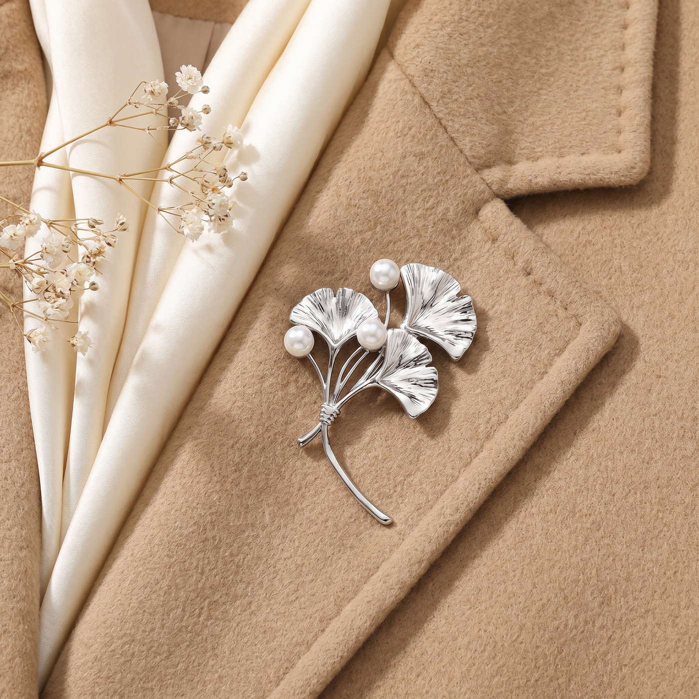 Broche Ginkgo en perles, bijou vintage Alyvoa en situation · Argenté