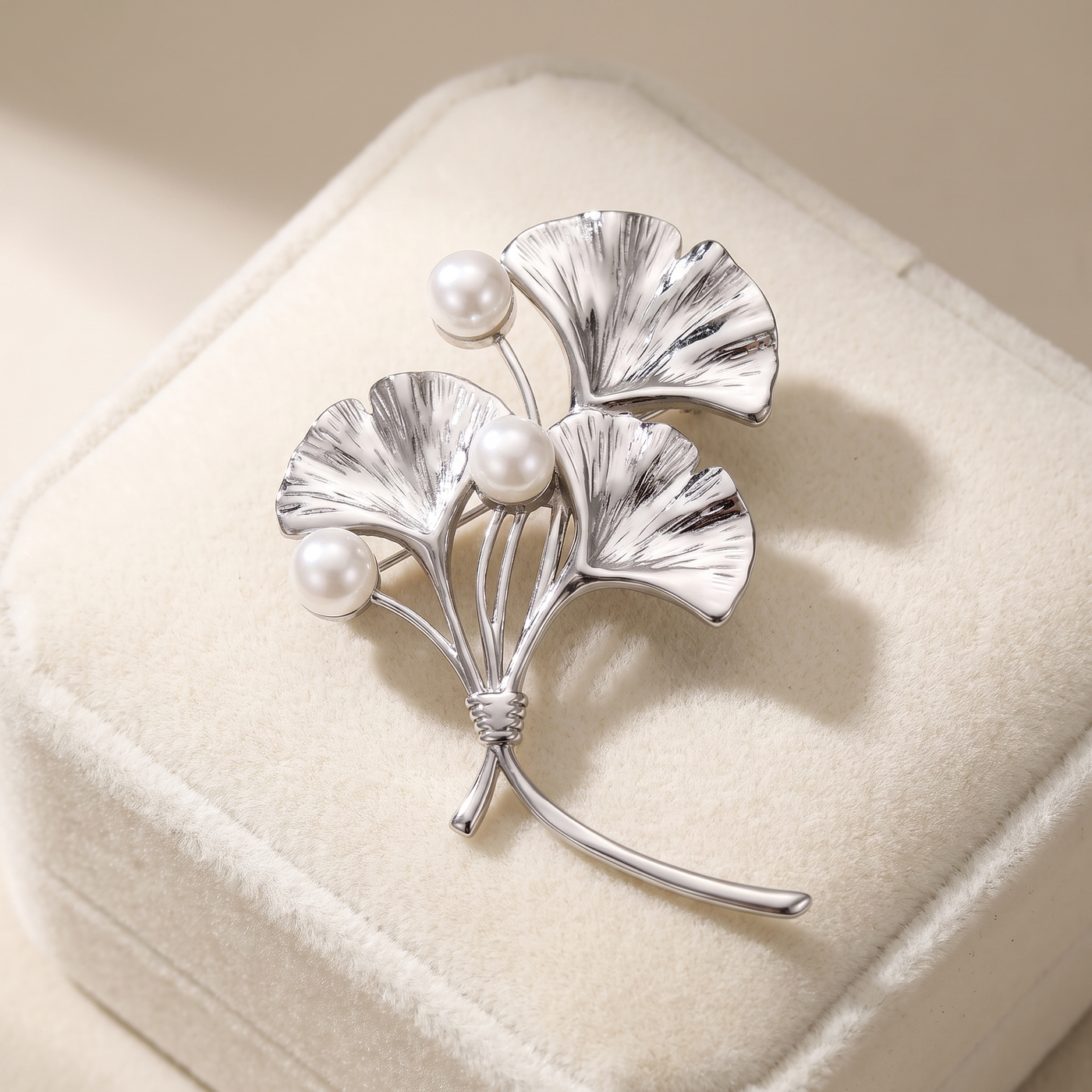 Broche Ginkgo en perles, bijou vintage Alyvoa vue en gros plan · Argenté