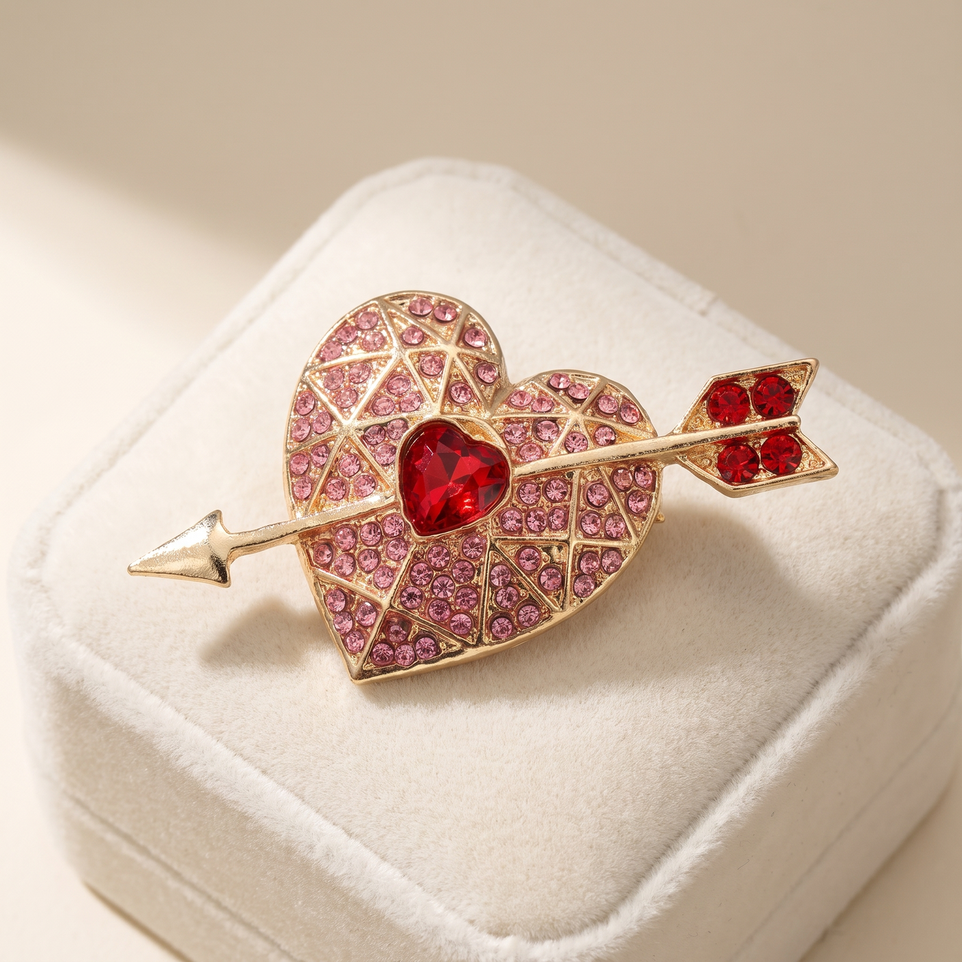 Broche Cœur en cristal, bijou vintage Alyvoa tenue à la main